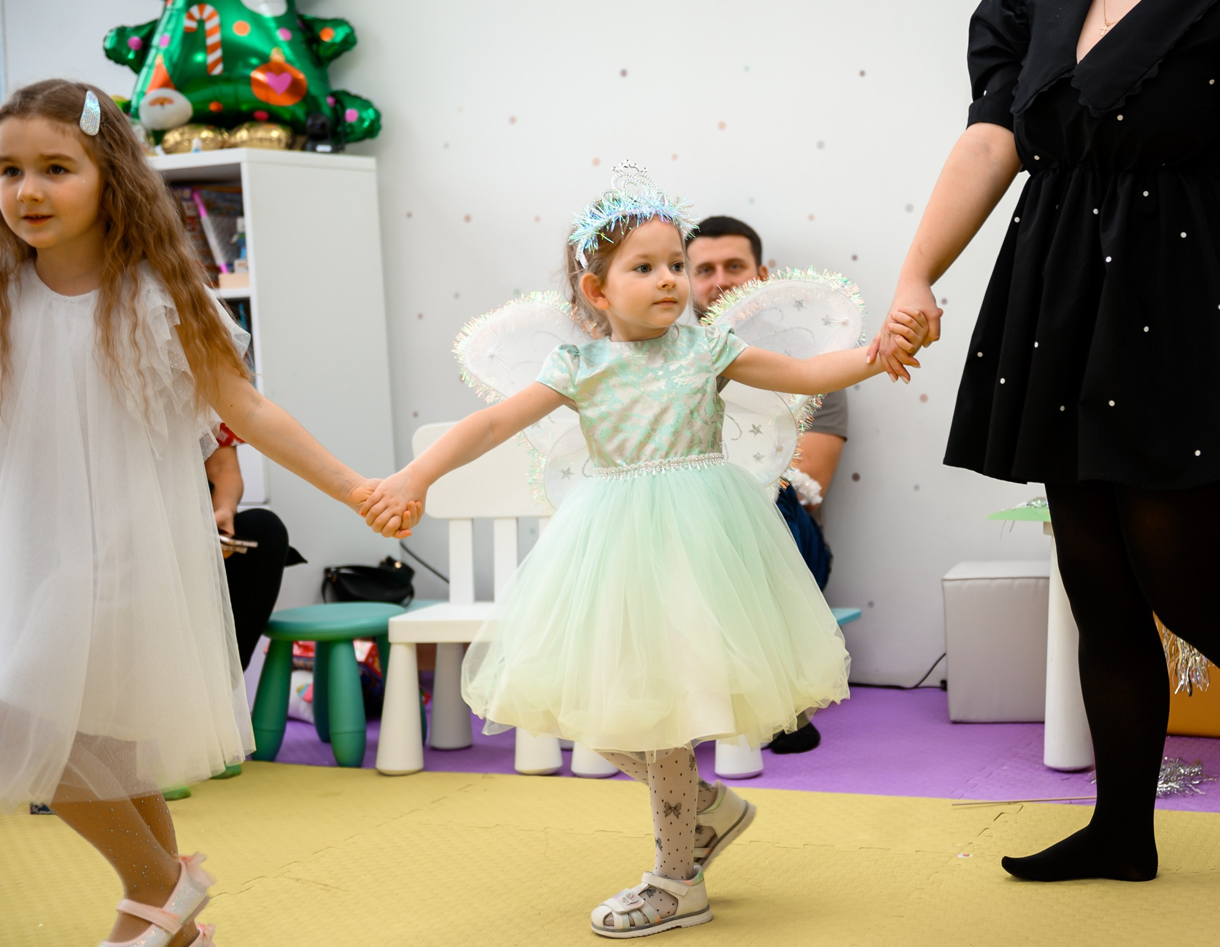 Елка 2025 в детском саду Мишка клуб. Свадебный и семейный фотограф София Невская