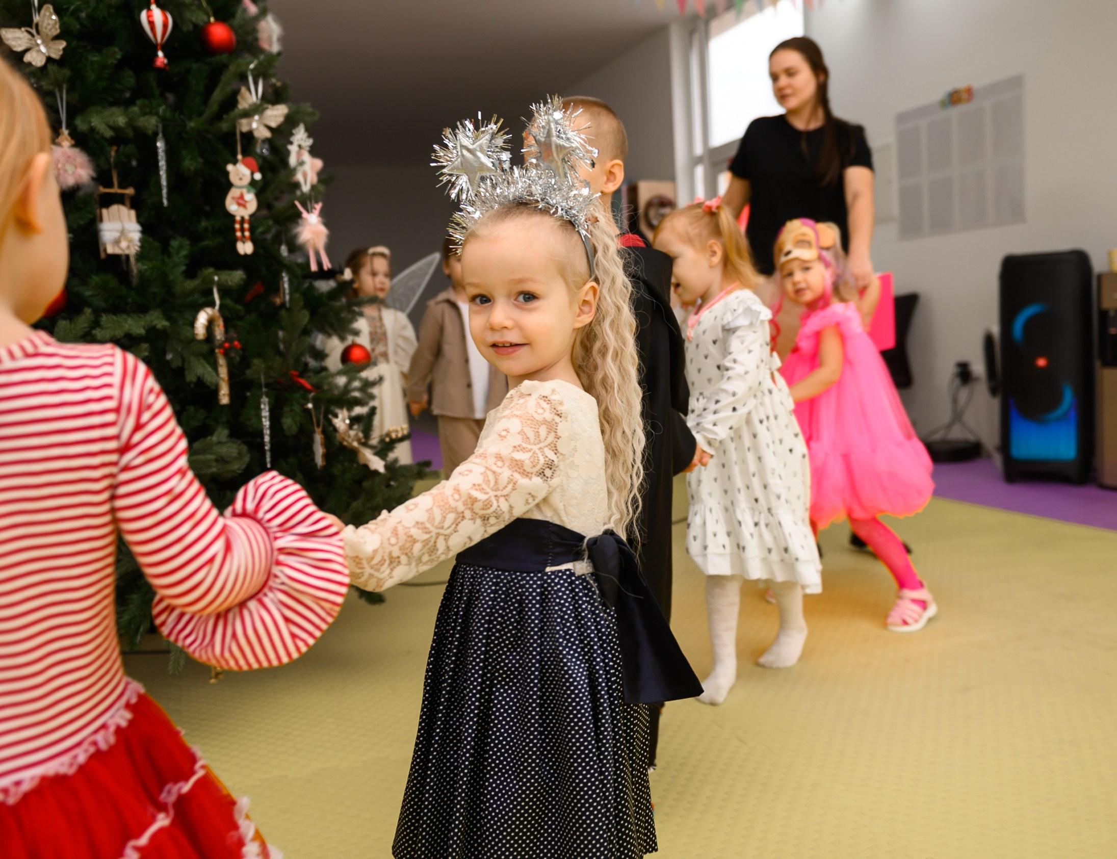 Елка 2025 в детском саду Мишка клуб. Свадебный и семейный фотограф София Невская