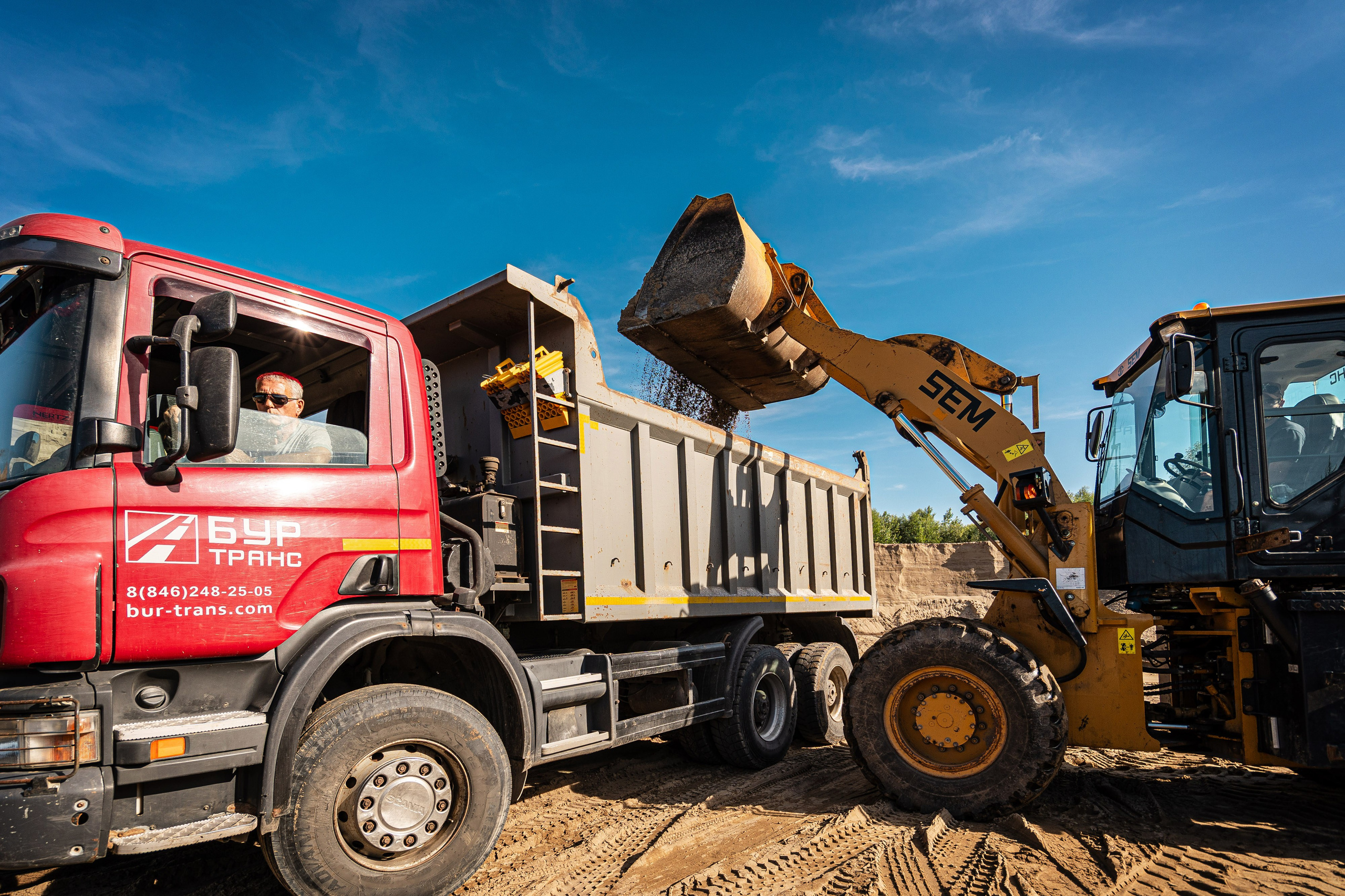Крупный план загрузки щебня в кузов самосвала «Буртранс»