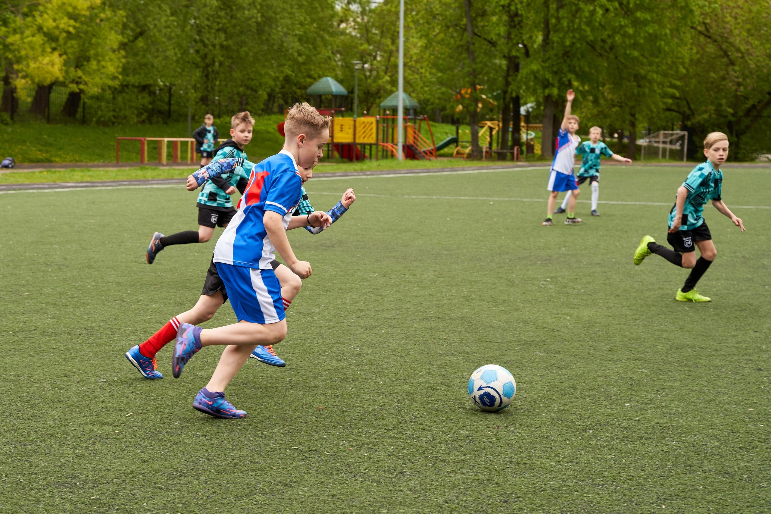 Детский футбол на поле. Главная