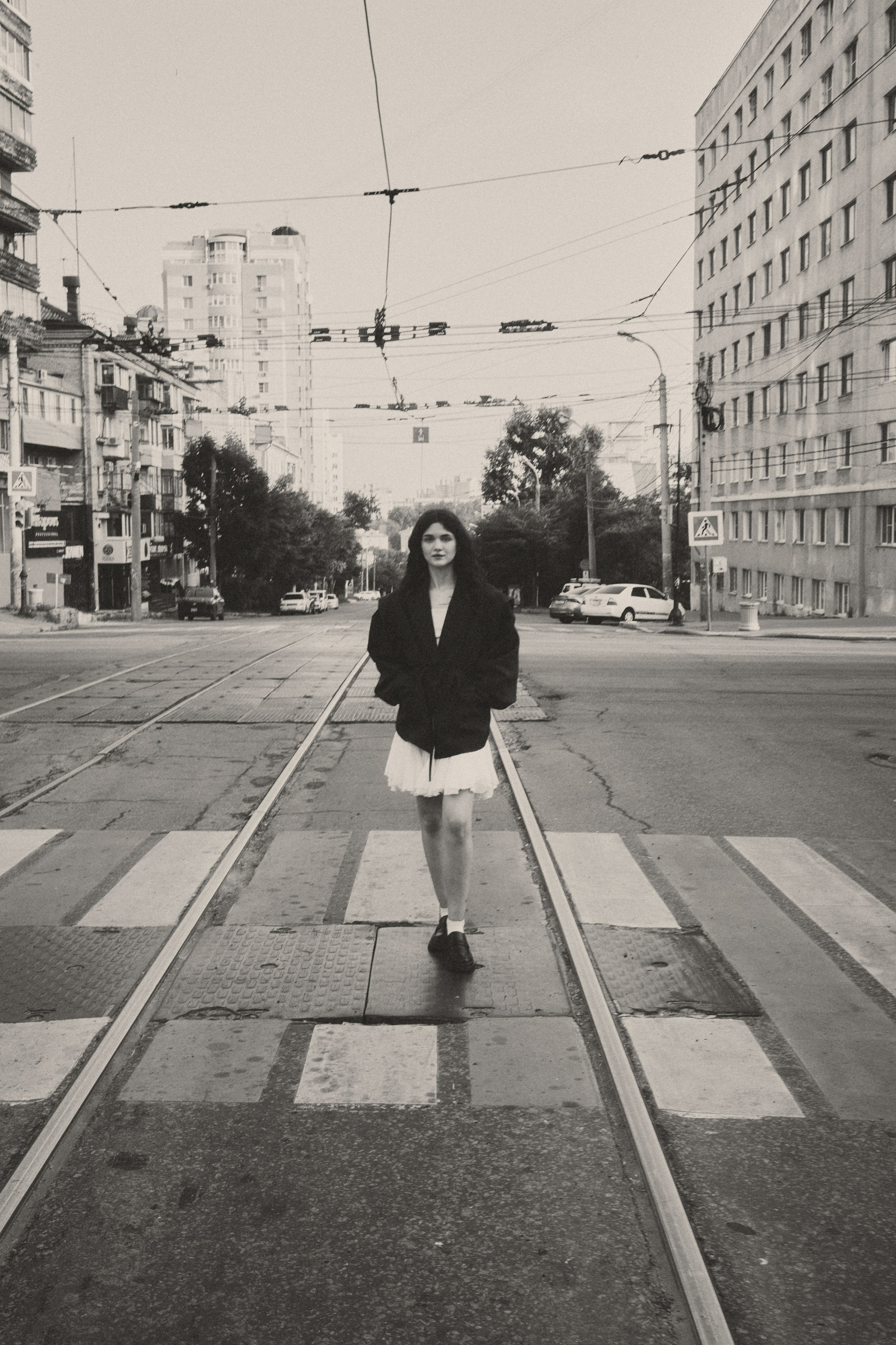 уличная фотосессия девушки посреди дороги