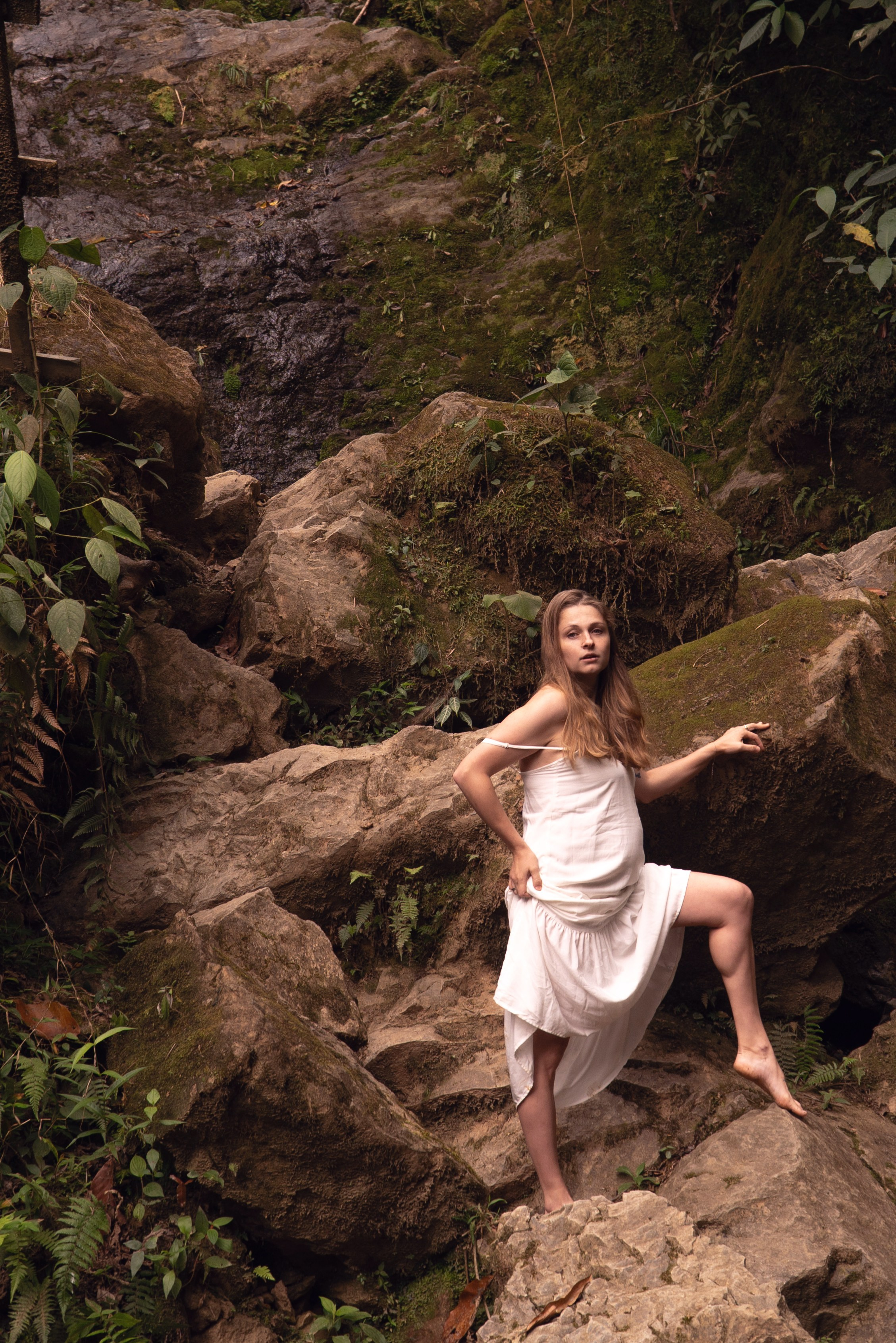 Olya y cascada / Olya and waterfall. Wedding Photographer in Barcelona and Medellin