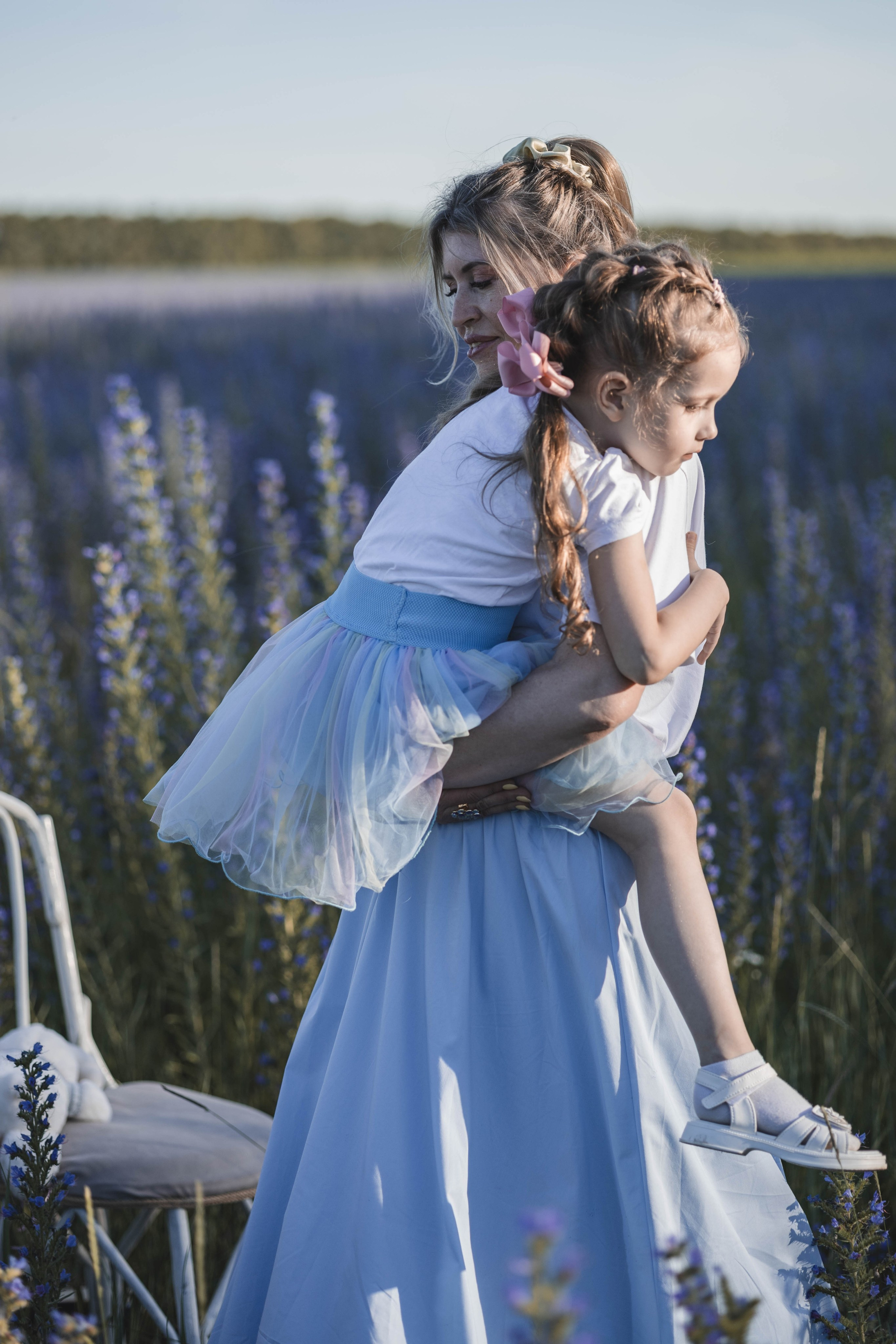 Внучка и бабуля прогулка на природе. Коммерческий фотограф