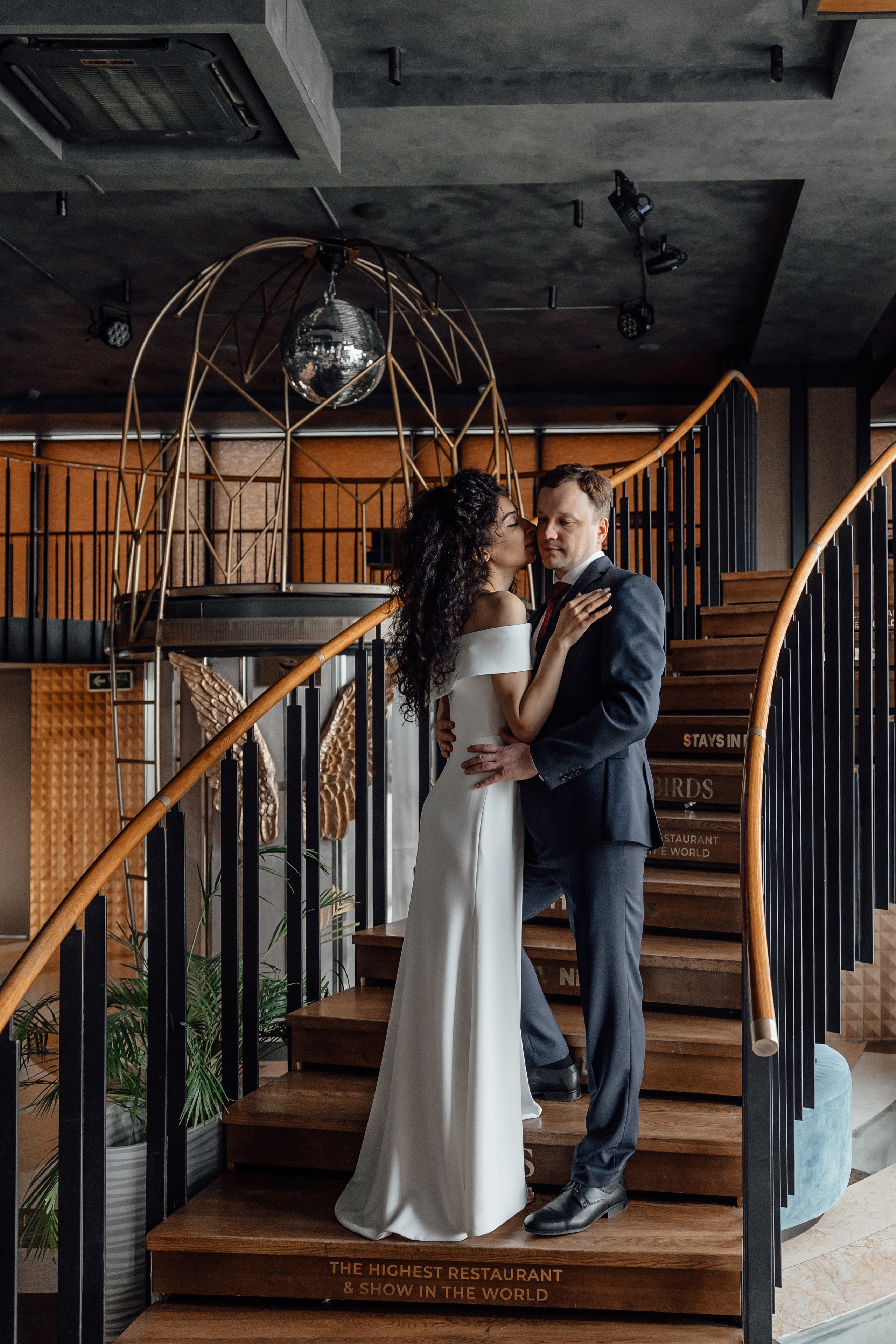 свадебная фотосессия в ресторане бердс башня око москва сити