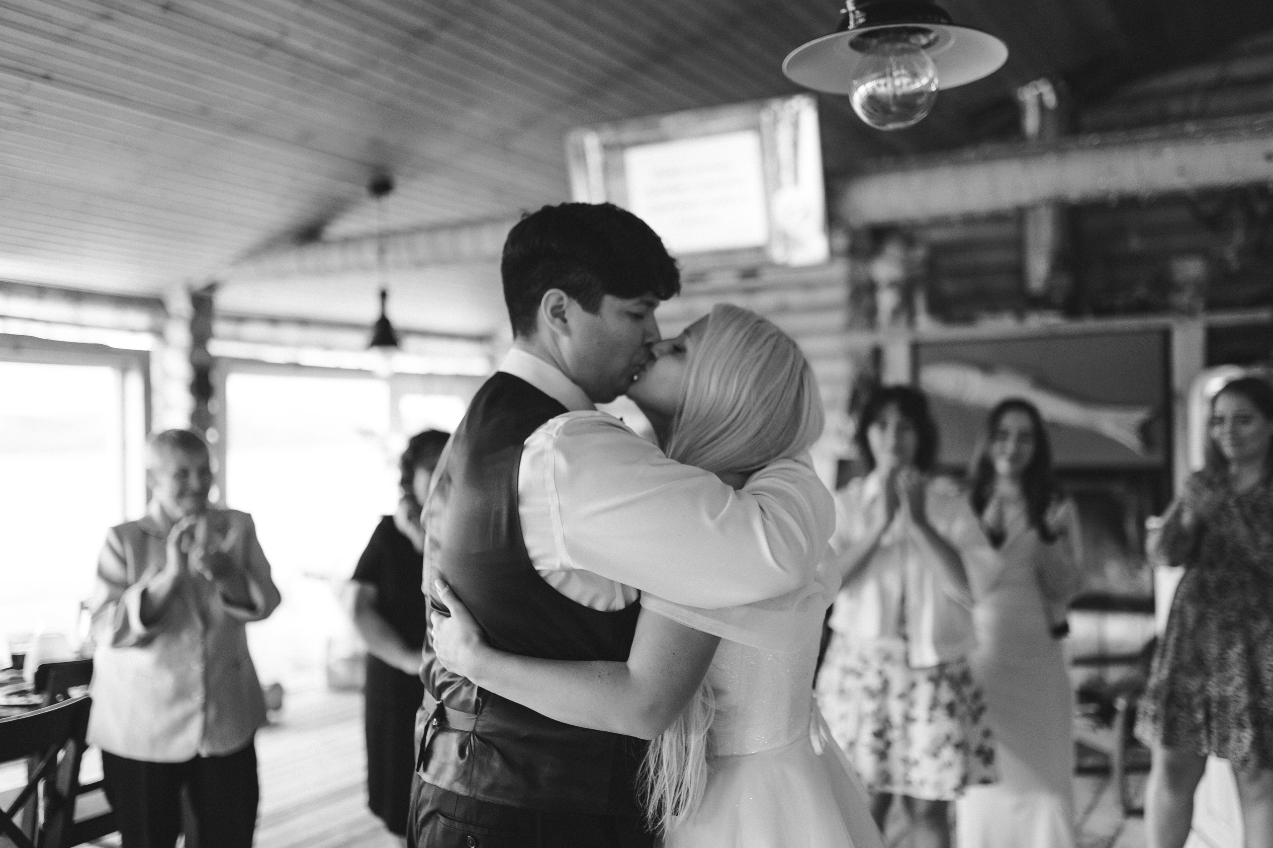 Свадьба на фоне северного сияния в Териберке.