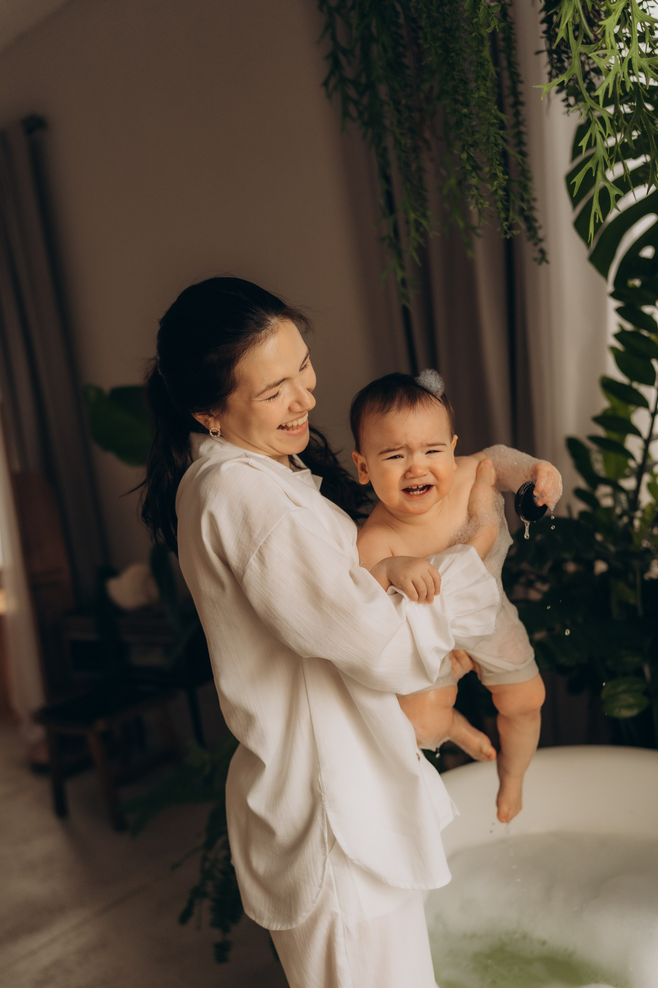 Мама с дочкой, банные процедуры. Семейный фотограф в Казани