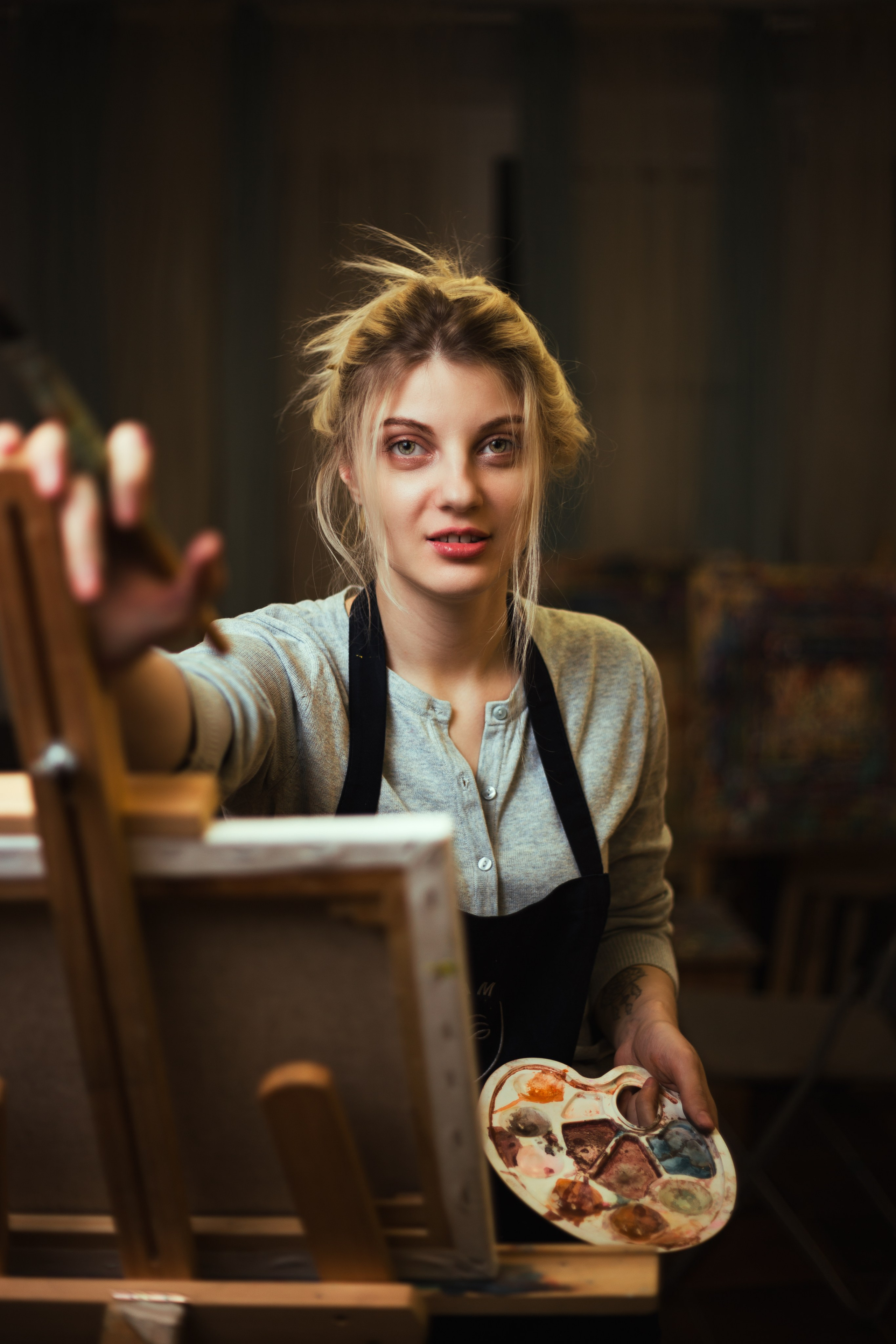 Погрузитесь в мир искусства: девушка рисует в студии, окруженная красками и кистями. Эмоциональные и вдохновляющие моменты, запечатленные в фотографиях. Откройте для себя атмосферу творчества и искусства в нашем альбоме 'Художественная атмосфера'. Девушка, Красивая дувушка, Красотка, Хужожесвенная, Художественная сутдия, Мальберт, Рисование, Краски, Фотосессия, Блоднинка, Творческая, Студия, Чудеево, Кофе, Кисти, Акверель, Портрет, Картина, Исскуство, Позирование, 