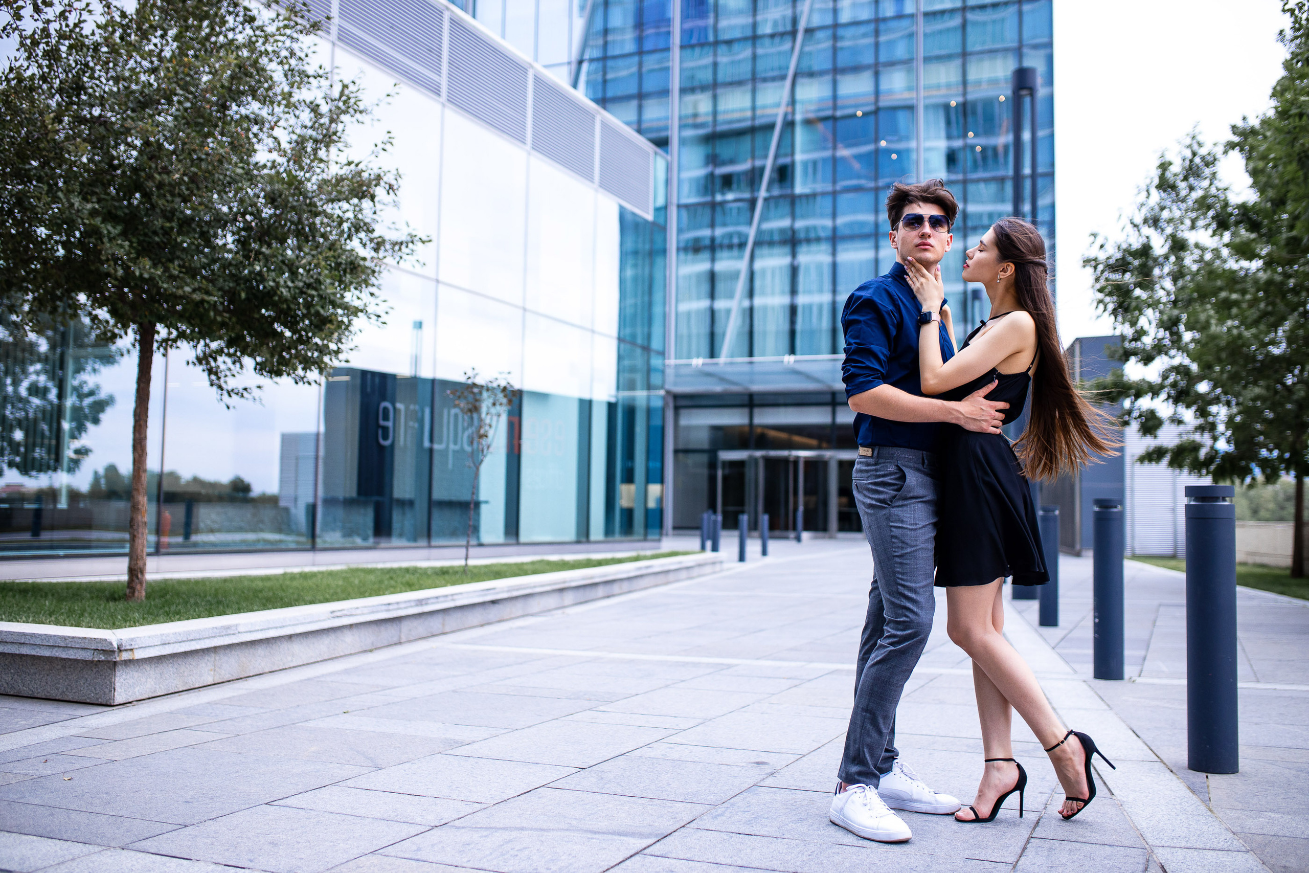 Прогулочная фотосессия в современной архитектуре. Свадебный и семейный фотограф в Алматы Алексей Балышев