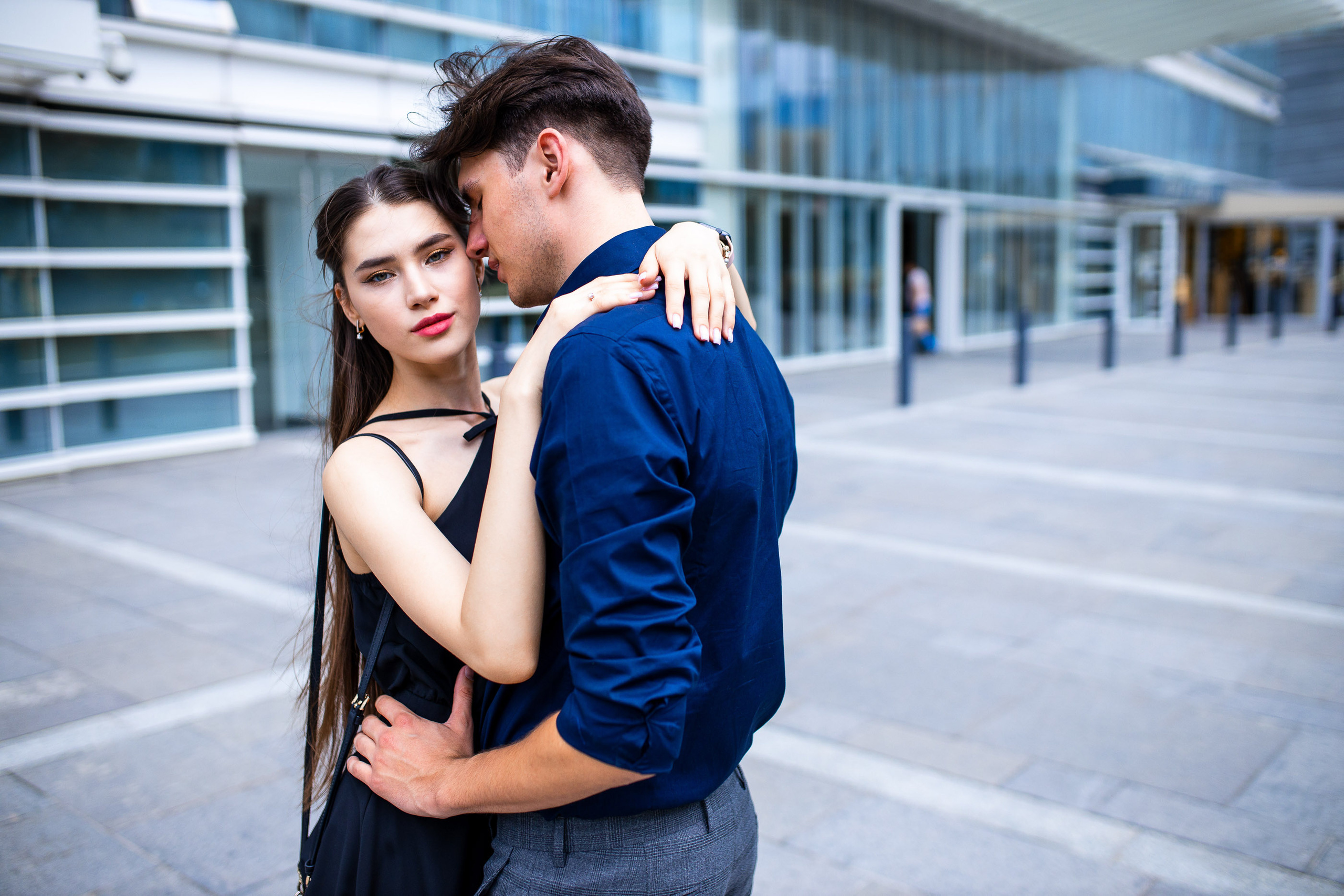 Прогулочная фотосессия в современной архитектуре. Свадебный и семейный фотограф в Алматы Алексей Балышев