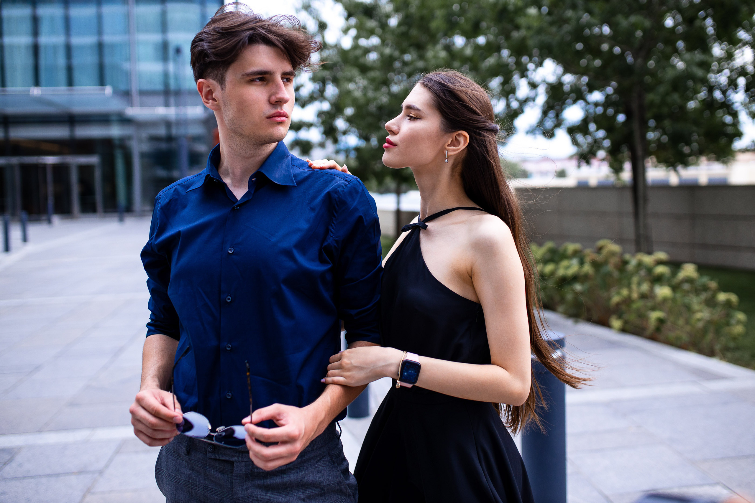 Прогулочная фотосессия в современной архитектуре. Свадебный и семейный фотограф в Алматы Алексей Балышев