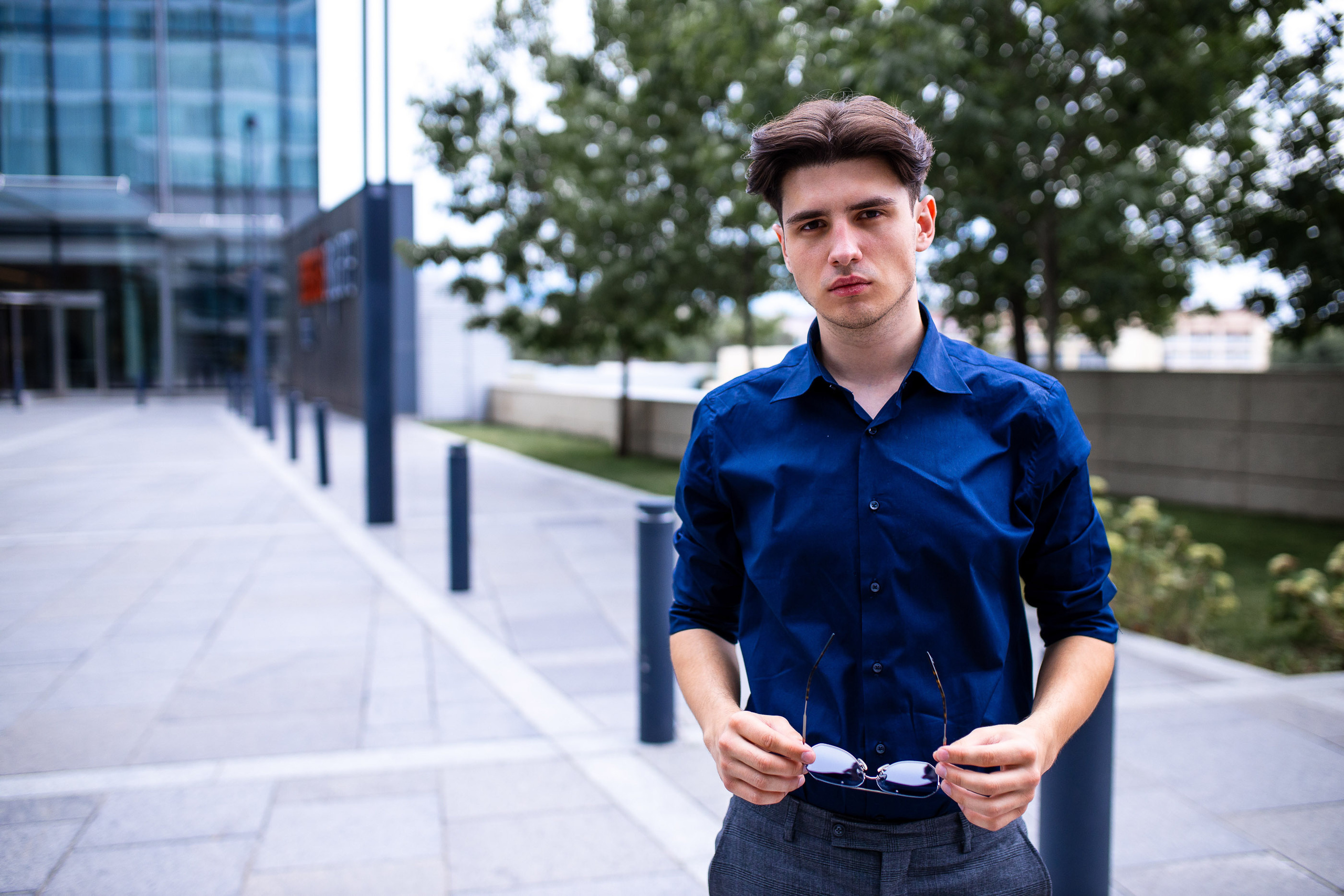 Прогулочная фотосессия в современной архитектуре. Свадебный и семейный фотограф в Алматы Алексей Балышев