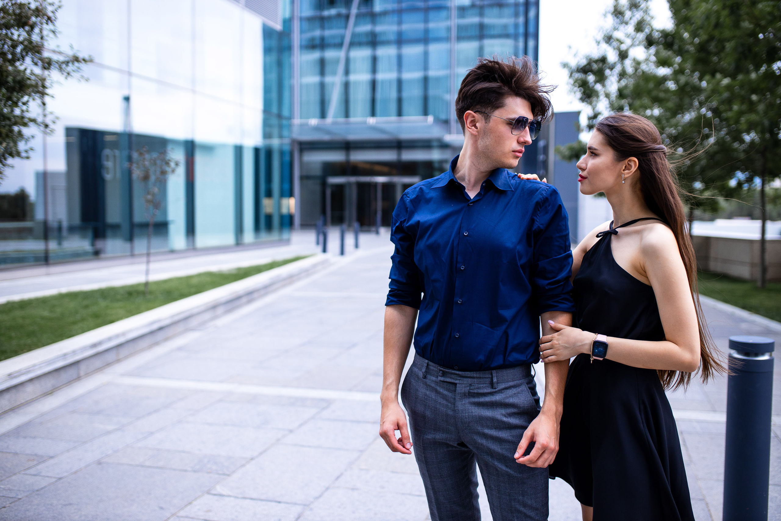 Прогулочная фотосессия в современной архитектуре. Свадебный и семейный фотограф в Алматы Алексей Балышев