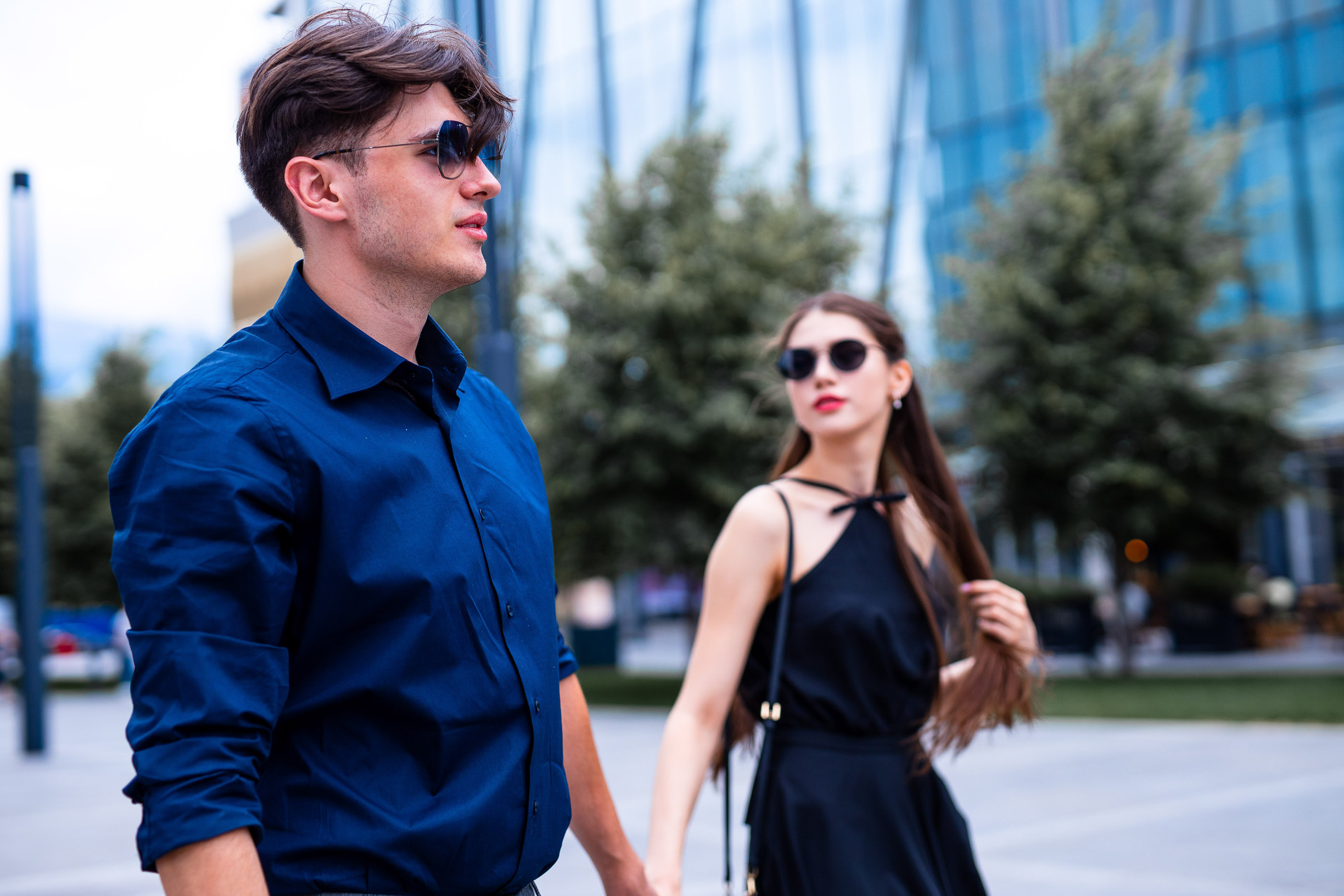 Прогулочная фотосессия в современной архитектуре. Свадебный и семейный фотограф в Алматы Алексей Балышев