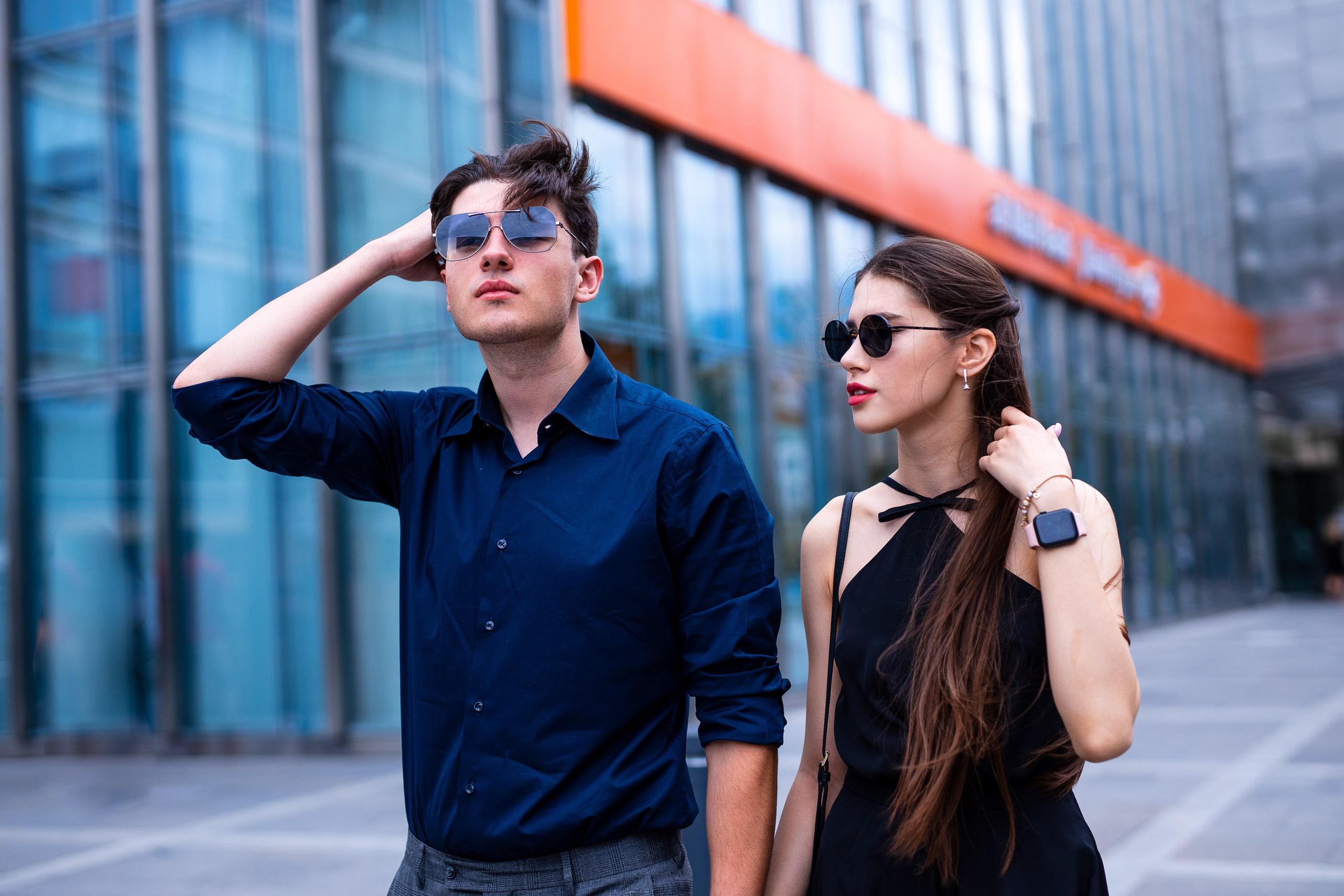 Прогулочная фотосессия в современной архитектуре. Свадебный и семейный фотограф в Алматы Алексей Балышев