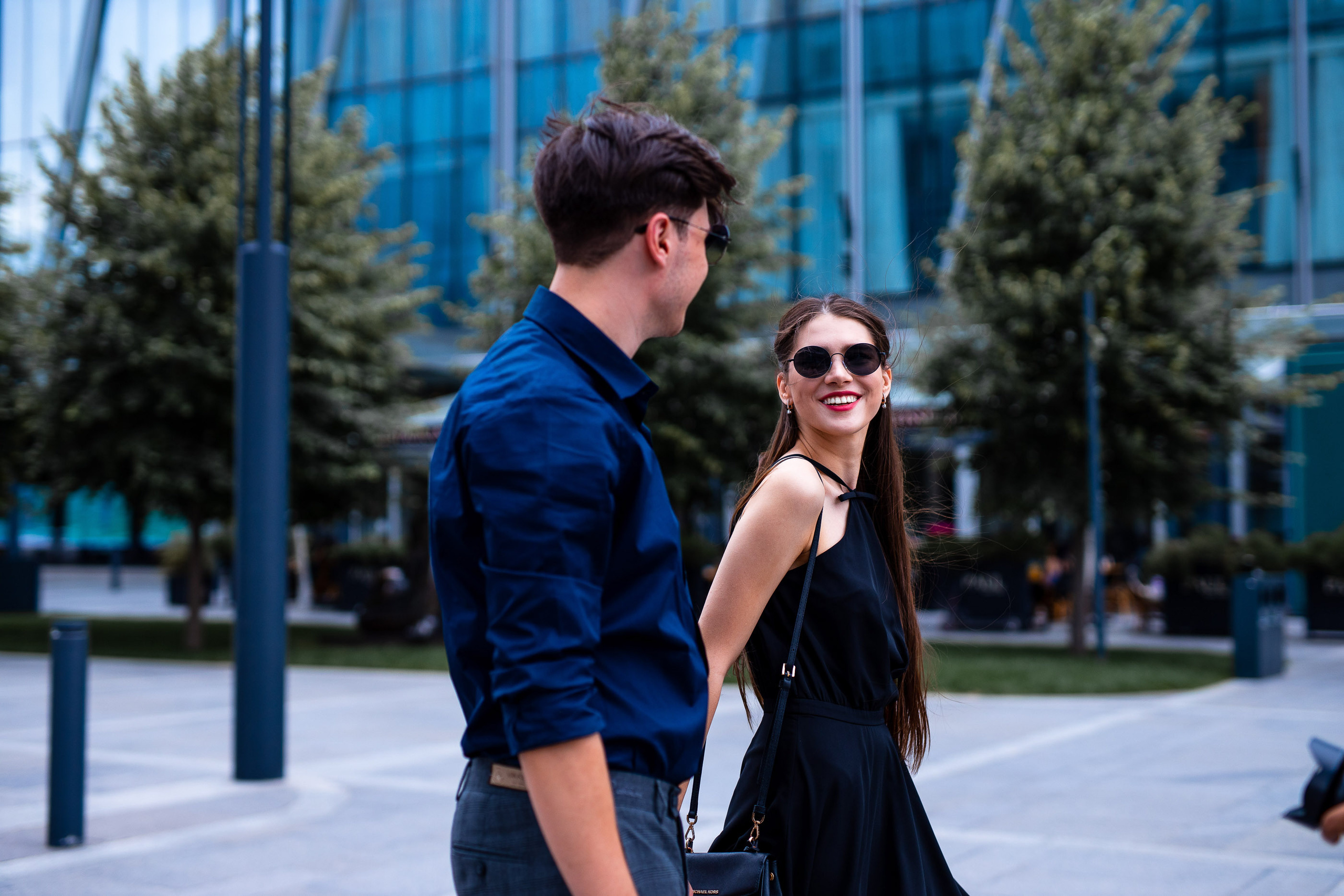 Прогулочная фотосессия в современной архитектуре. Свадебный и семейный фотограф в Алматы Алексей Балышев