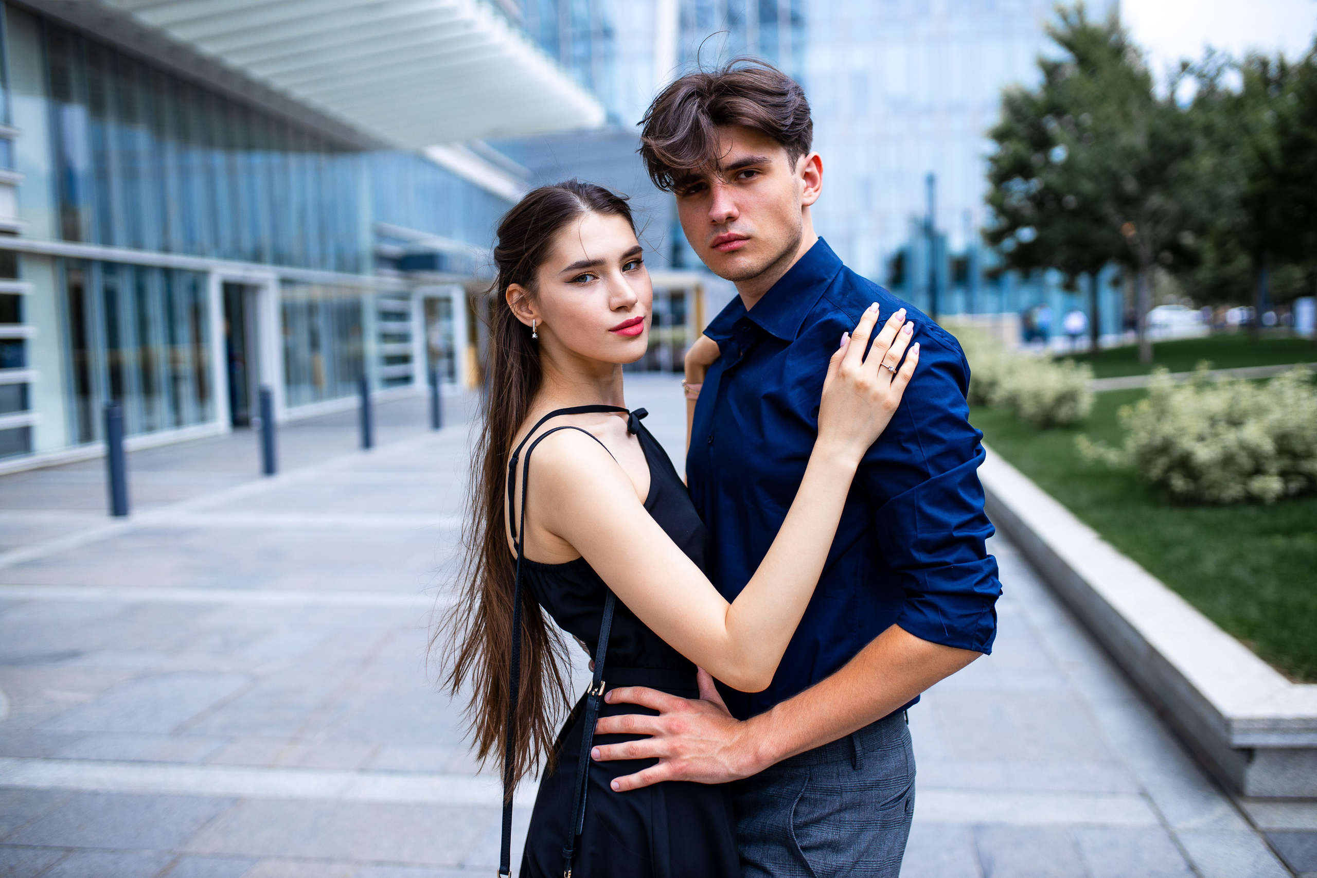 Прогулочная фотосессия в современной архитектуре. Свадебный и семейный фотограф в Алматы Алексей Балышев