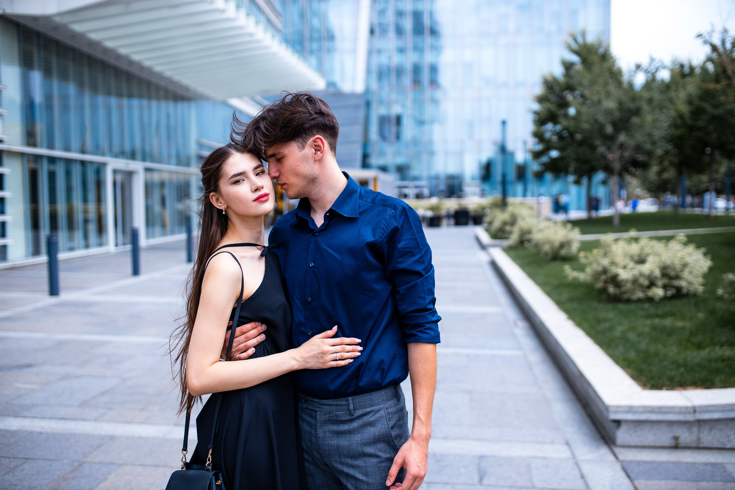 Прогулочная фотосессия в современной архитектуре. Свадебный и семейный фотограф в Алматы Алексей Балышев