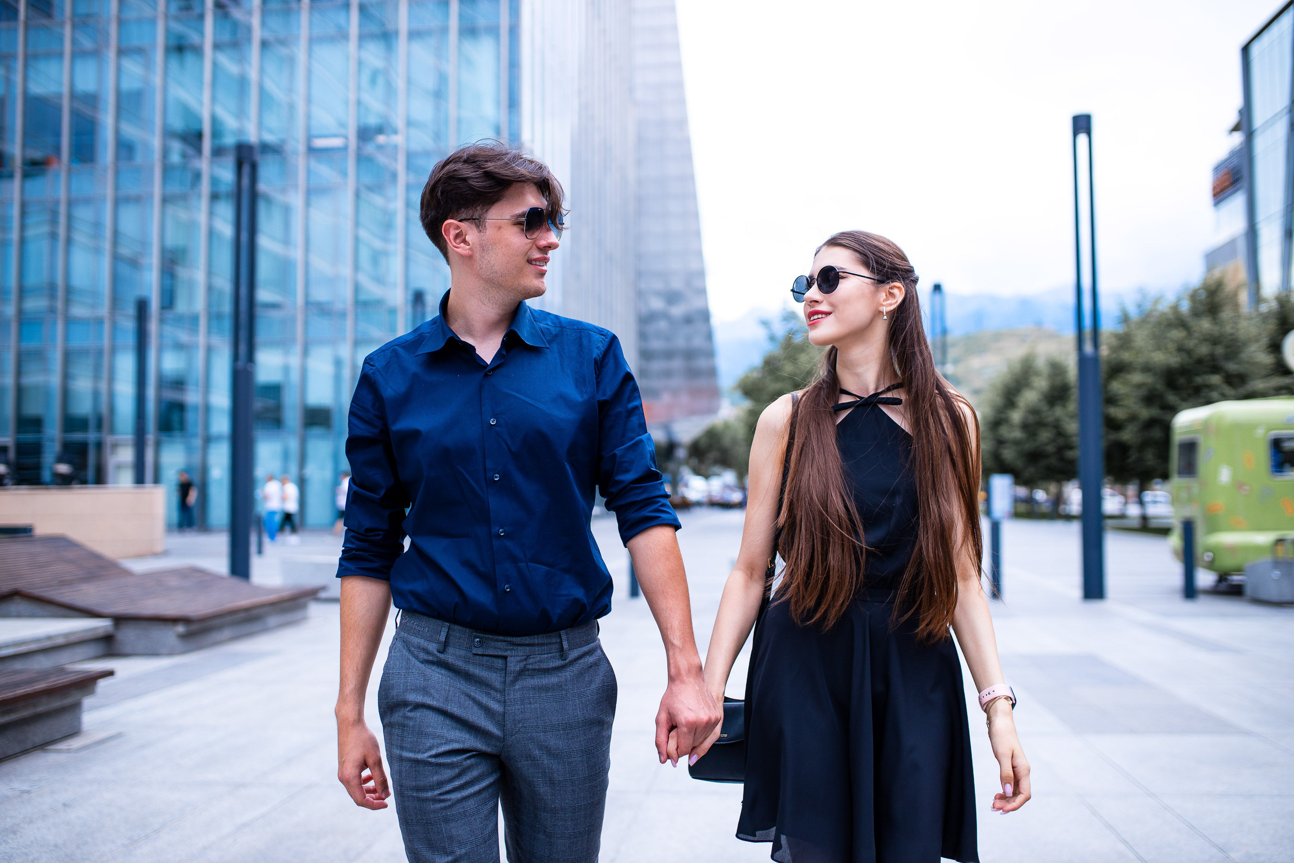 Прогулочная фотосессия в современной архитектуре. Свадебный и семейный фотограф в Алматы Алексей Балышев