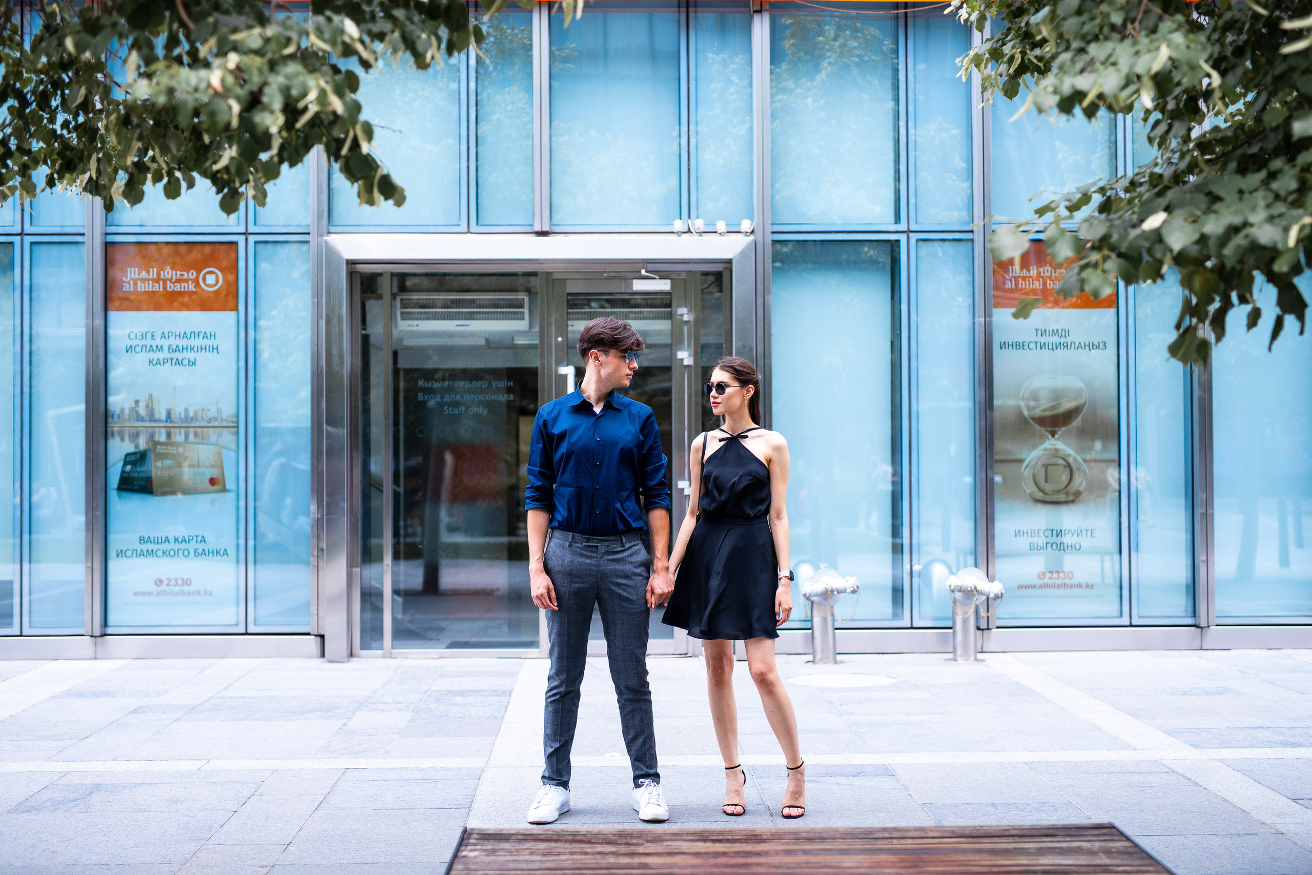Прогулочная фотосессия в современной архитектуре. Свадебный и семейный фотограф в Алматы Алексей Балышев