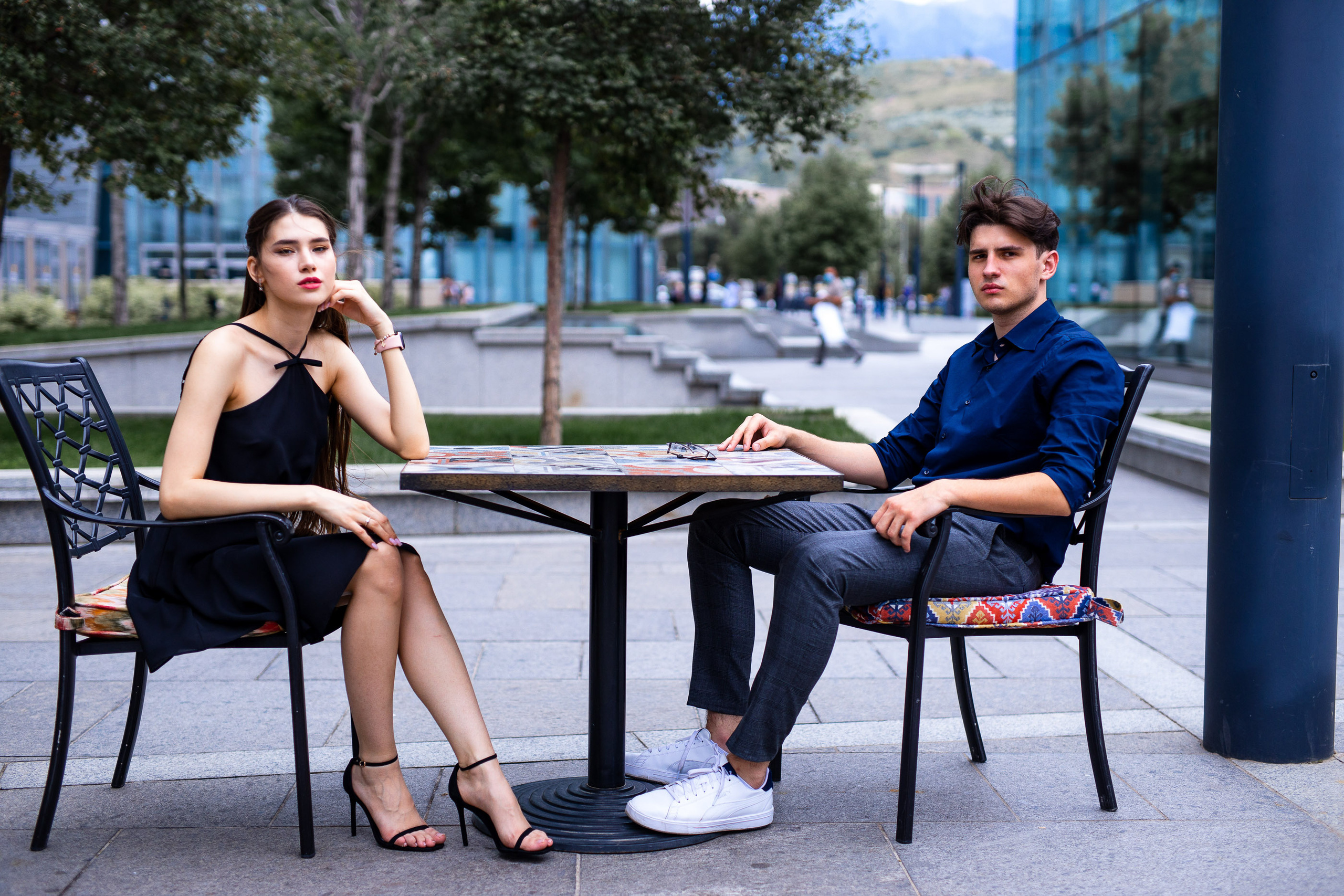 Прогулочная фотосессия в современной архитектуре. Свадебный и семейный фотограф в Алматы Алексей Балышев