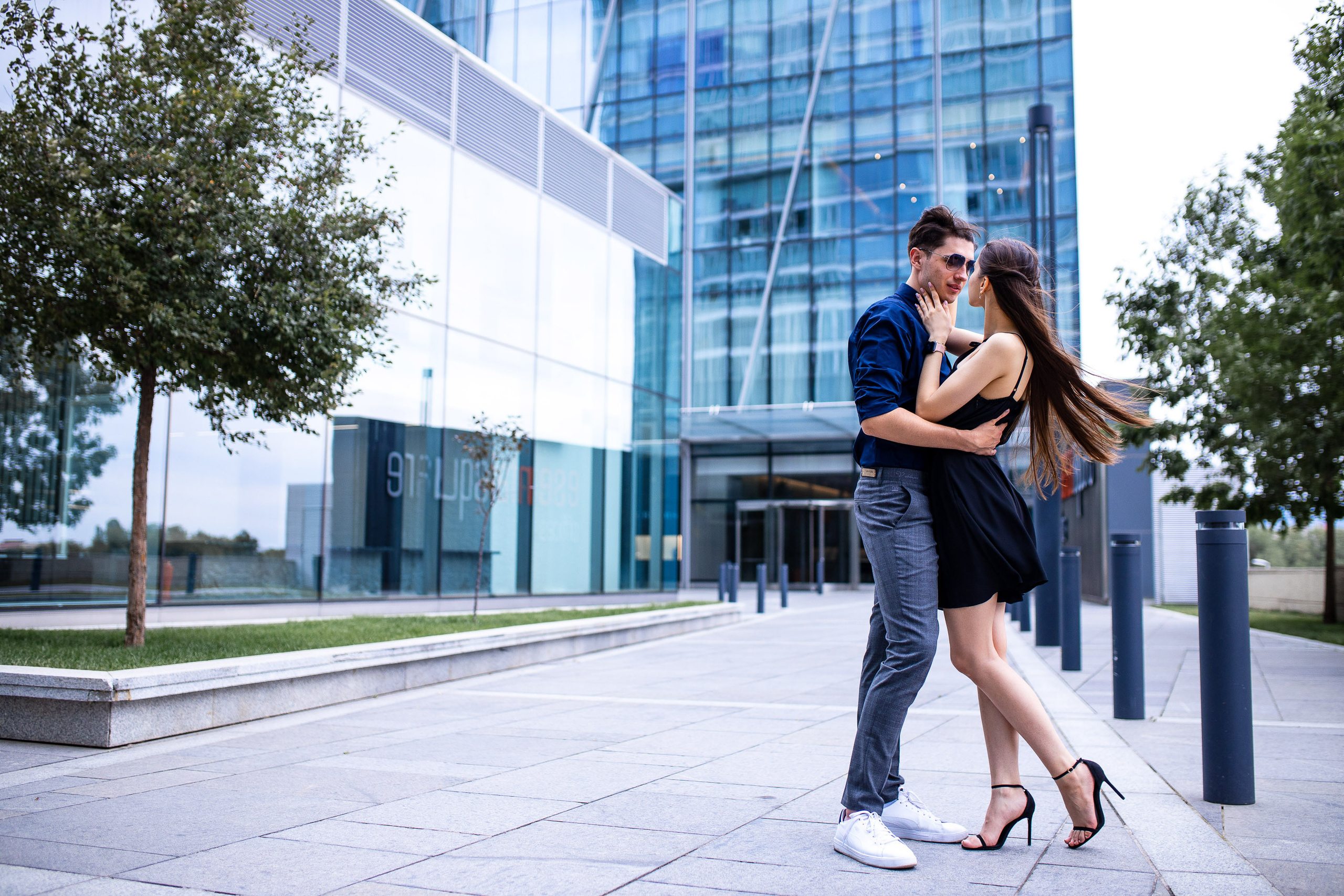 Прогулочная фотосессия в современной архитектуре. Свадебный и семейный фотограф в Алматы Алексей Балышев