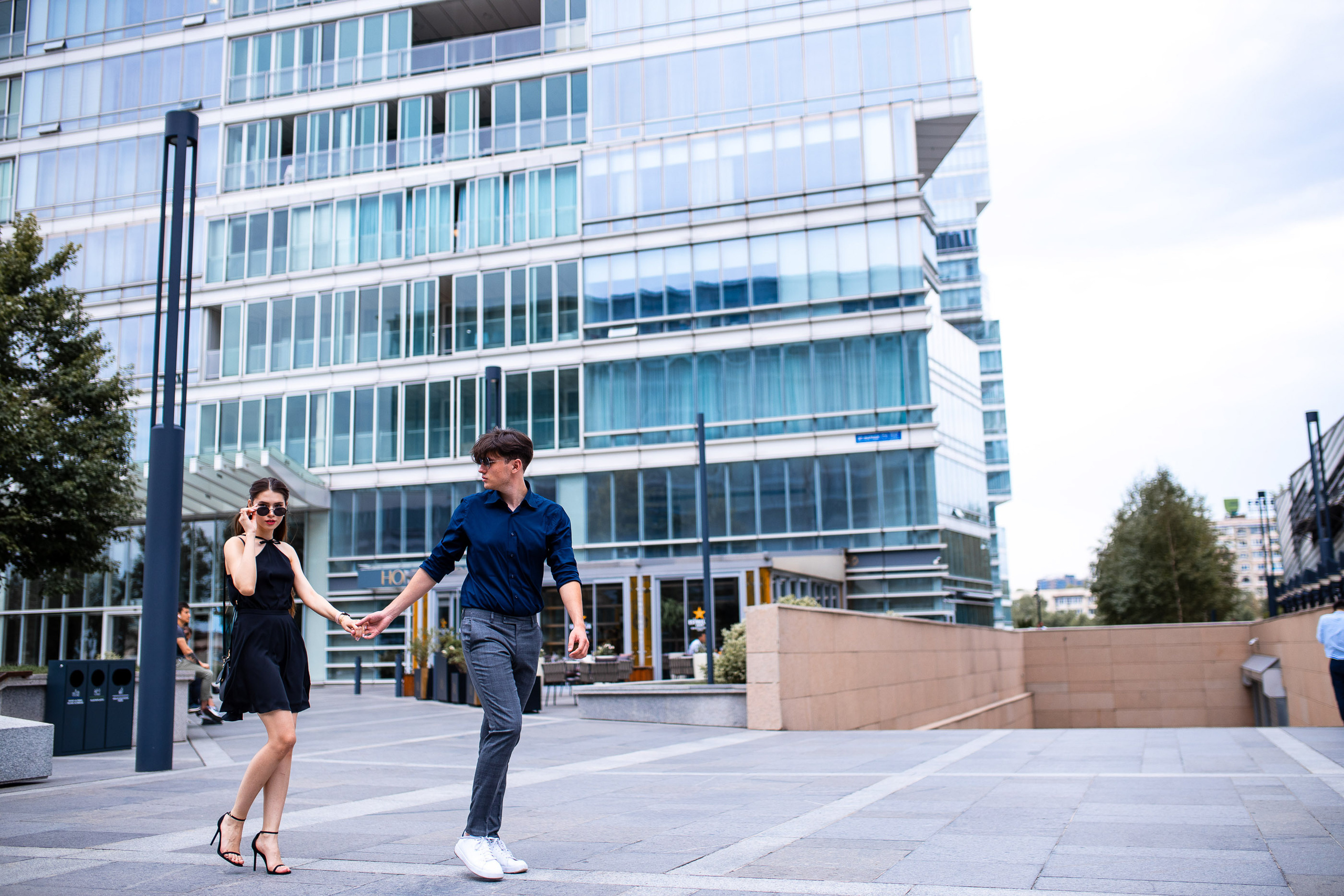 Прогулочная фотосессия в современной архитектуре. Свадебный и семейный фотограф в Алматы Алексей Балышев