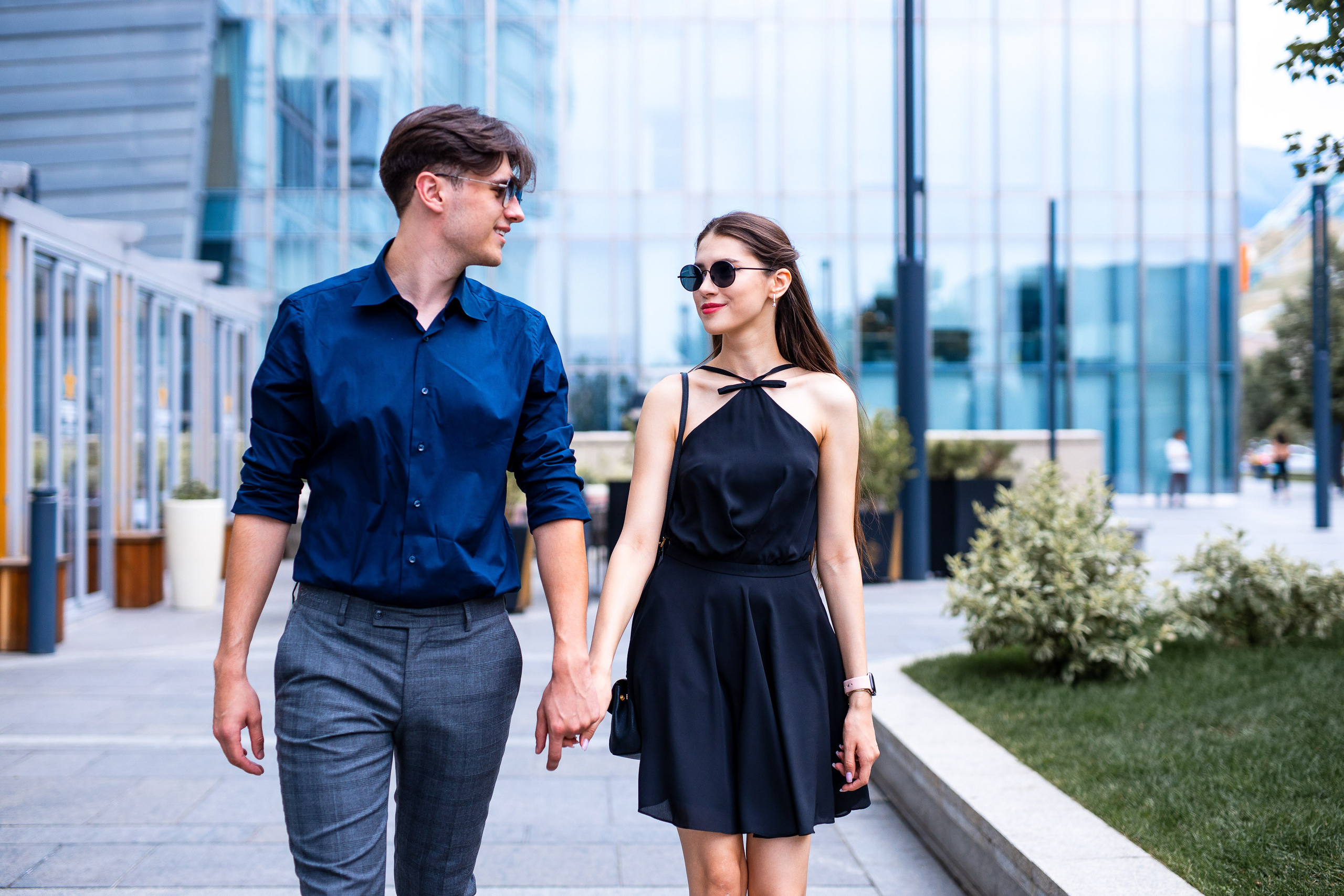 Прогулочная фотосессия в современной архитектуре. Свадебный и семейный фотограф в Алматы Алексей Балышев
