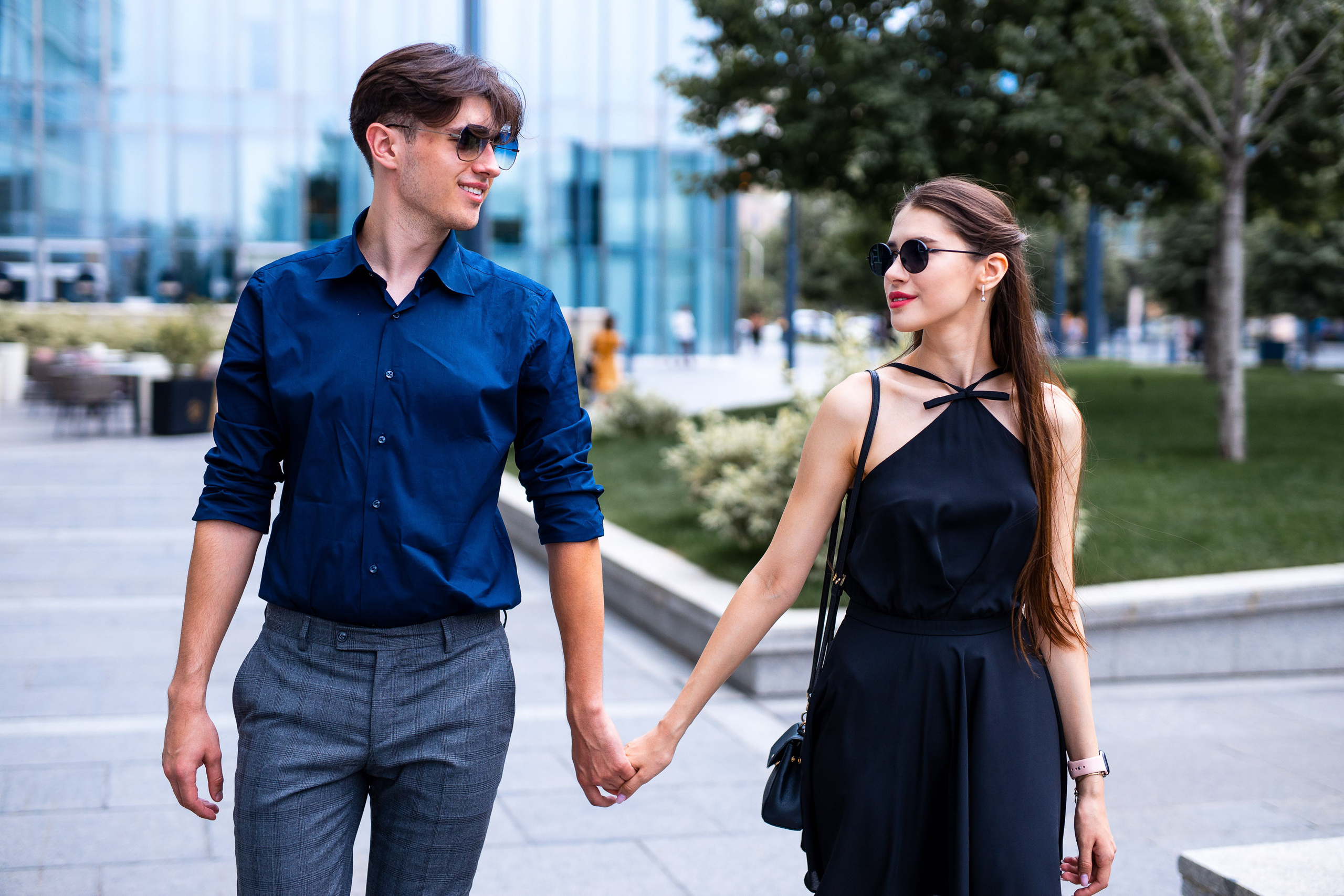 Прогулочная фотосессия в современной архитектуре. Свадебный и семейный фотограф в Алматы Алексей Балышев