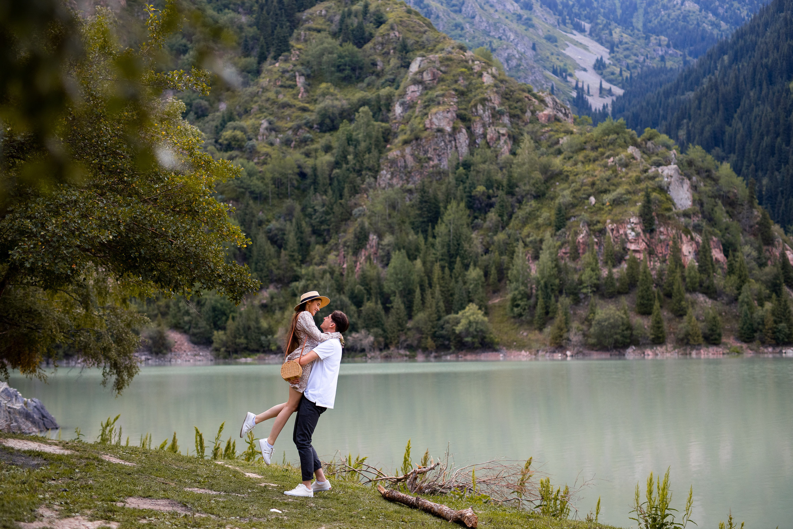 Фотосессия LoveStory на Иссыкском озере. Свадебный и семейный фотограф в Алматы Алексей Балышев