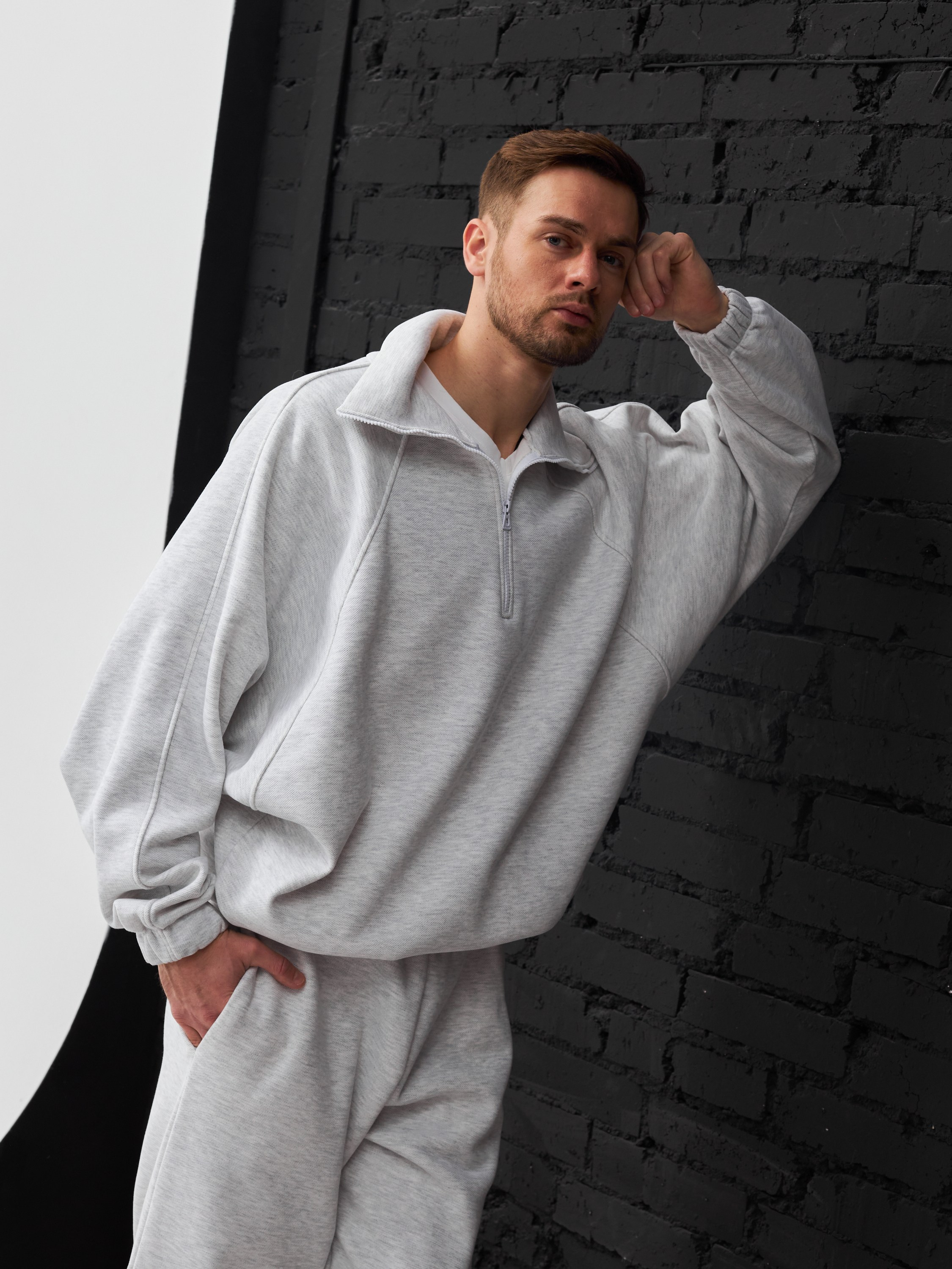 Фотосъемка оверсайз костюмов Екатеринбург Wildberries ВБ Ozon Озон спортивный костюм оверсайз фотосессия одежды Екб заказать цена фото товар. Фотограф Екатеринбург Анастасия Жерновская | Маркетплейсы и нейрофото