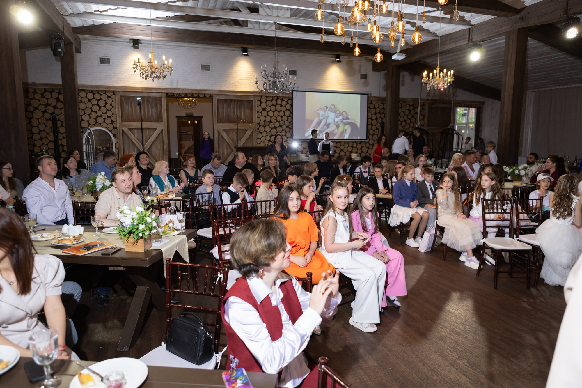 Яркая фотосессия для выпускного 4 класса в ресторане Весенний лофт. Семейный и детский фотограф в СПБ, Пушкин, Колпино, Славянка, Тосно