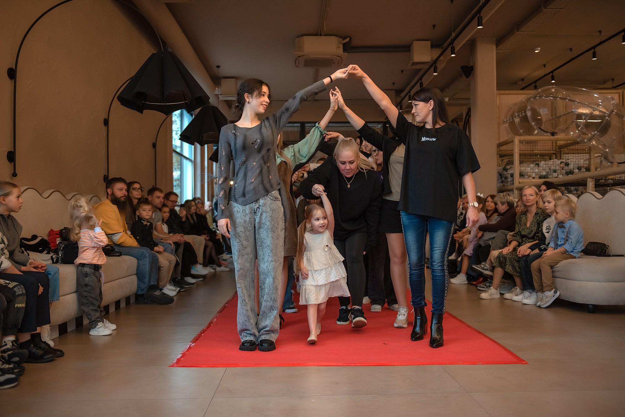 HAPPYkids дефиле в день мамы. Семейный и коммерческий фотограф в Сочи Александр Бодунов