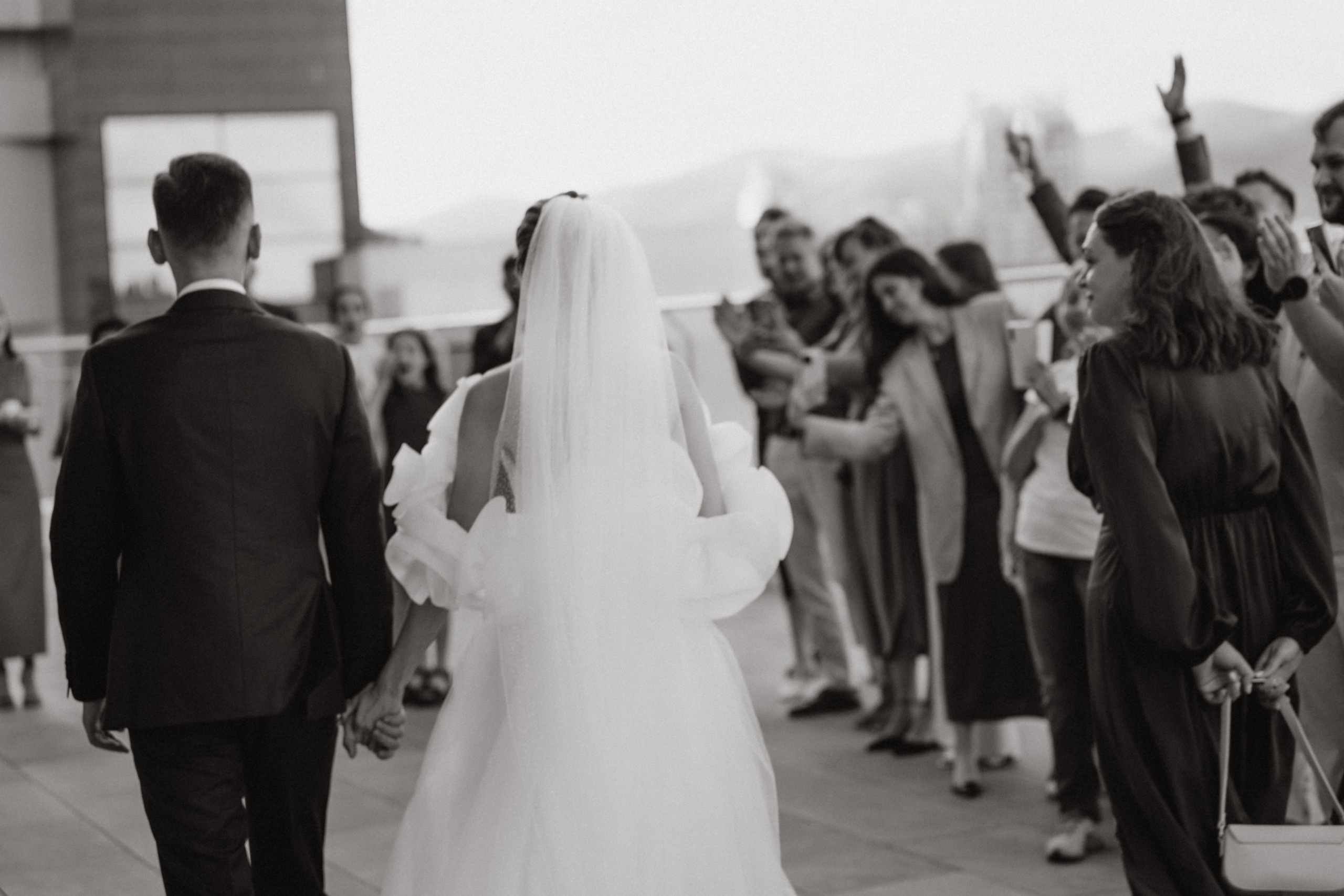 Фотограф Новороссийск - молодожены входят в банкетный зал под аплодисменты гостей.