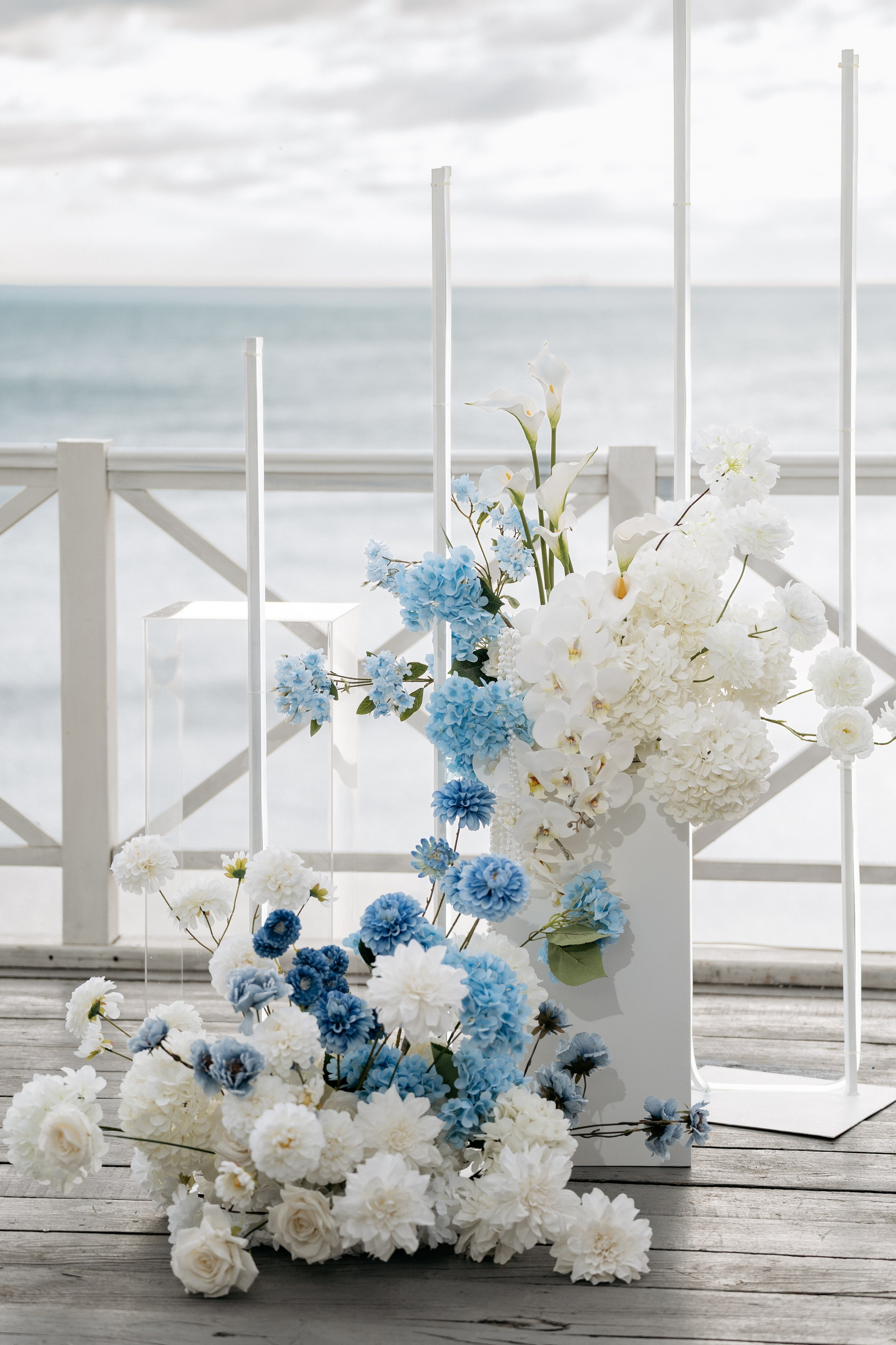 Фотограф Геленджик - искренние слезы счастья на свадебной церемонии у моря. Вид на море и горы - природный фон для свадебных фото от фотографа в Геленджике.