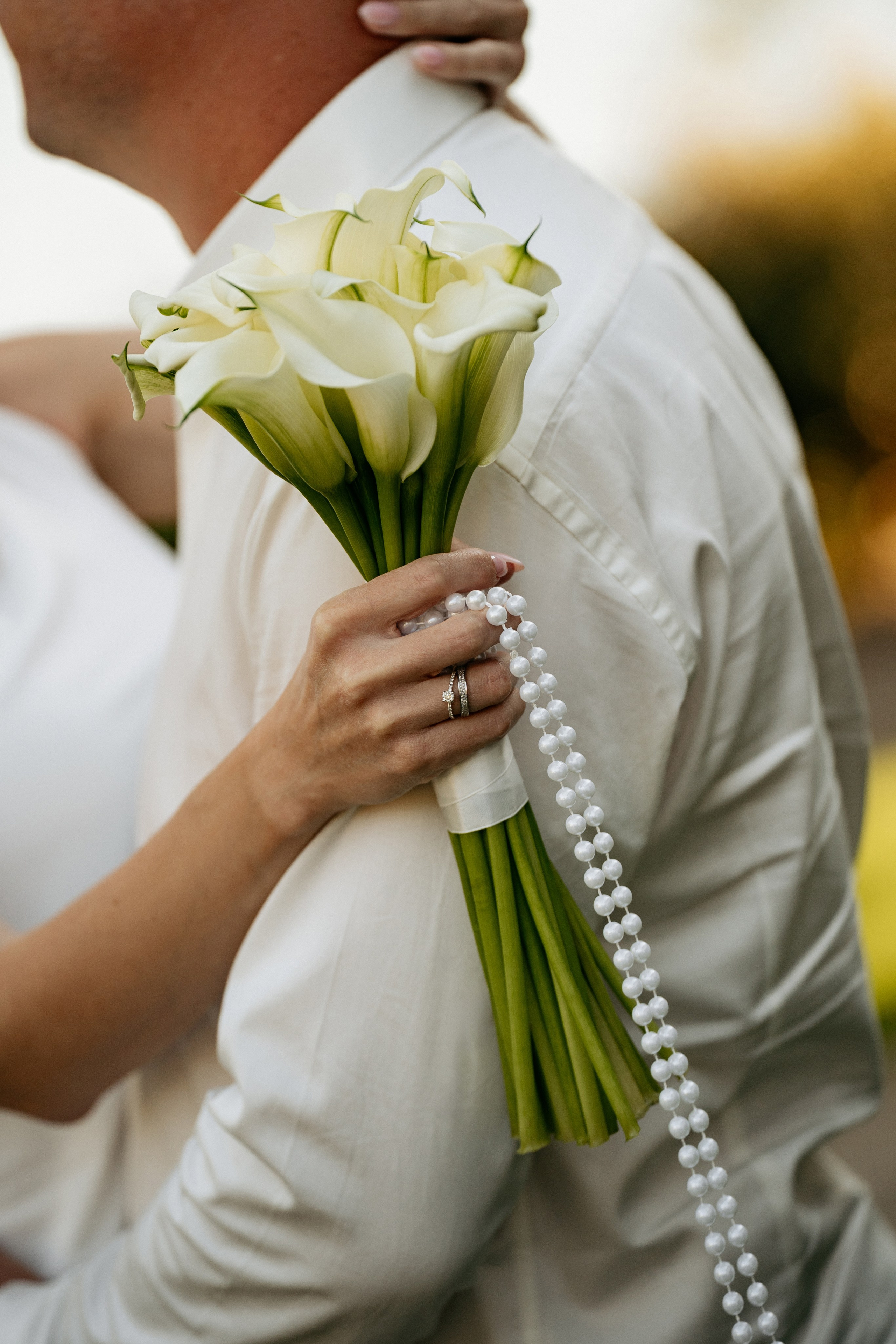Свадебный фотограф Абрау-Дюрсо ловит яркие моменты счастливой пары. Фон - озеро Абрау-Дюрсо. Свадебный фотограф Новороссийск.