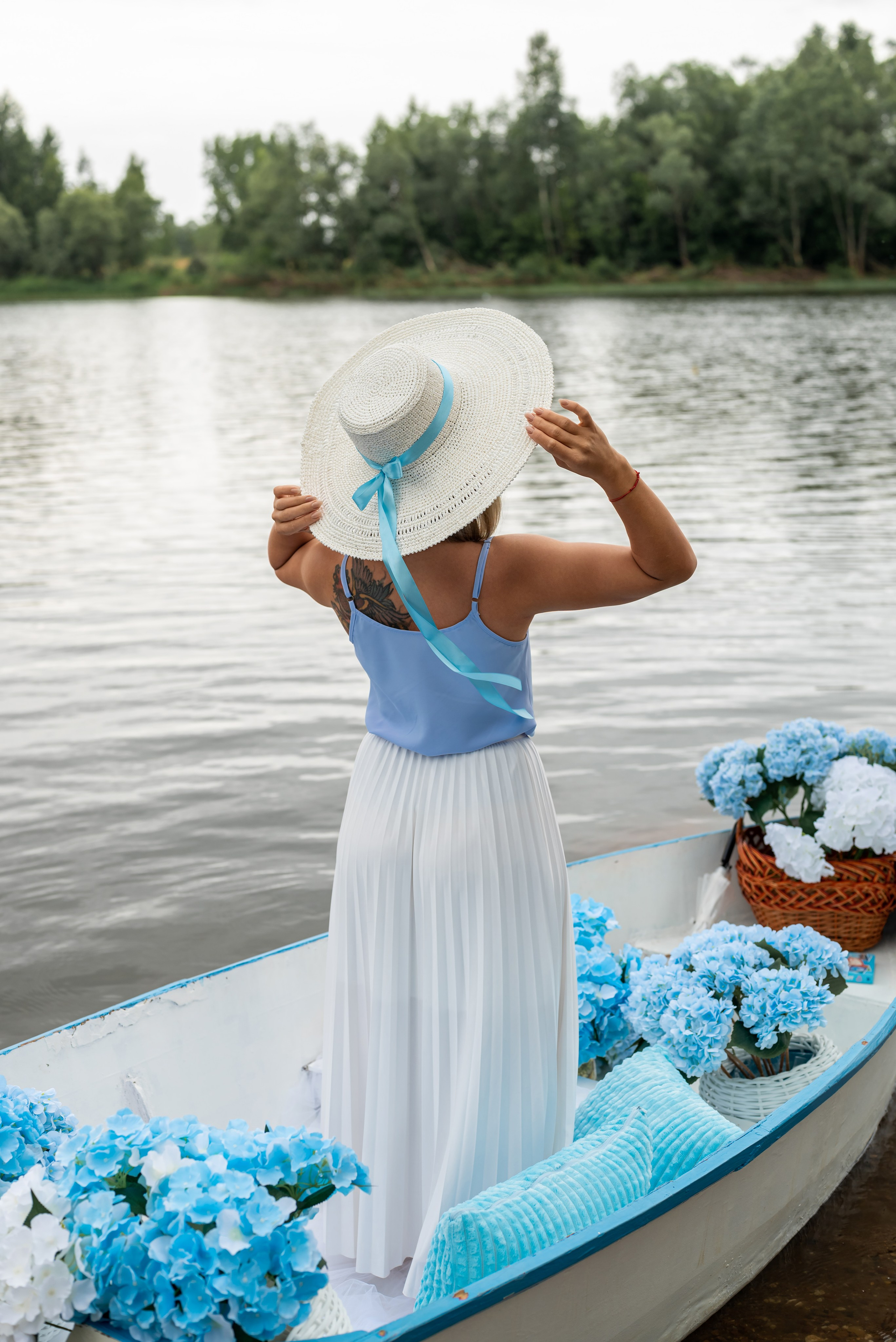 Фотопроект на лодке с голубыми гортензиями. Фотограф в городе Салават