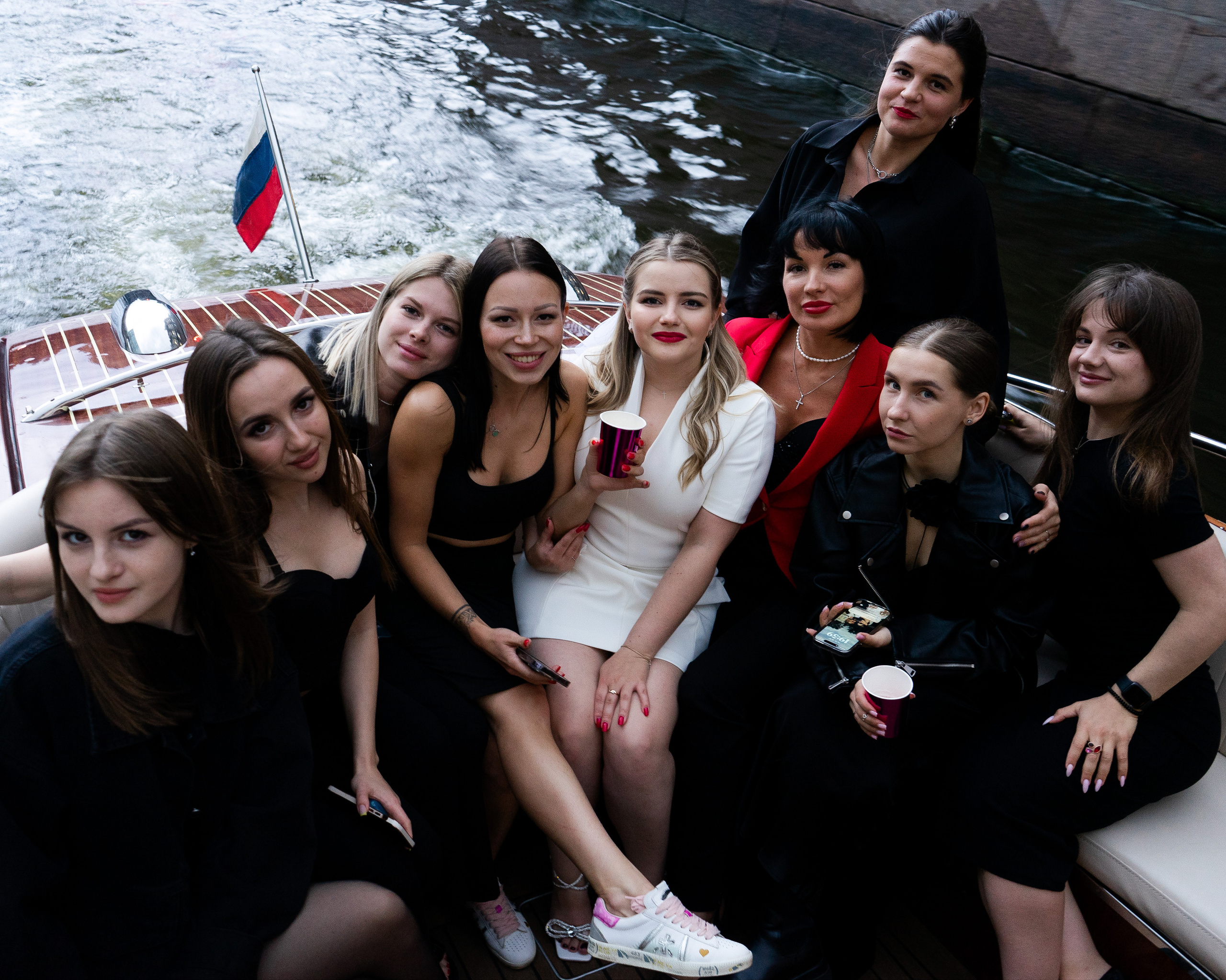 Девичник на катере. Портретный фотограф Санкт-Петербург Зикс Елизавета