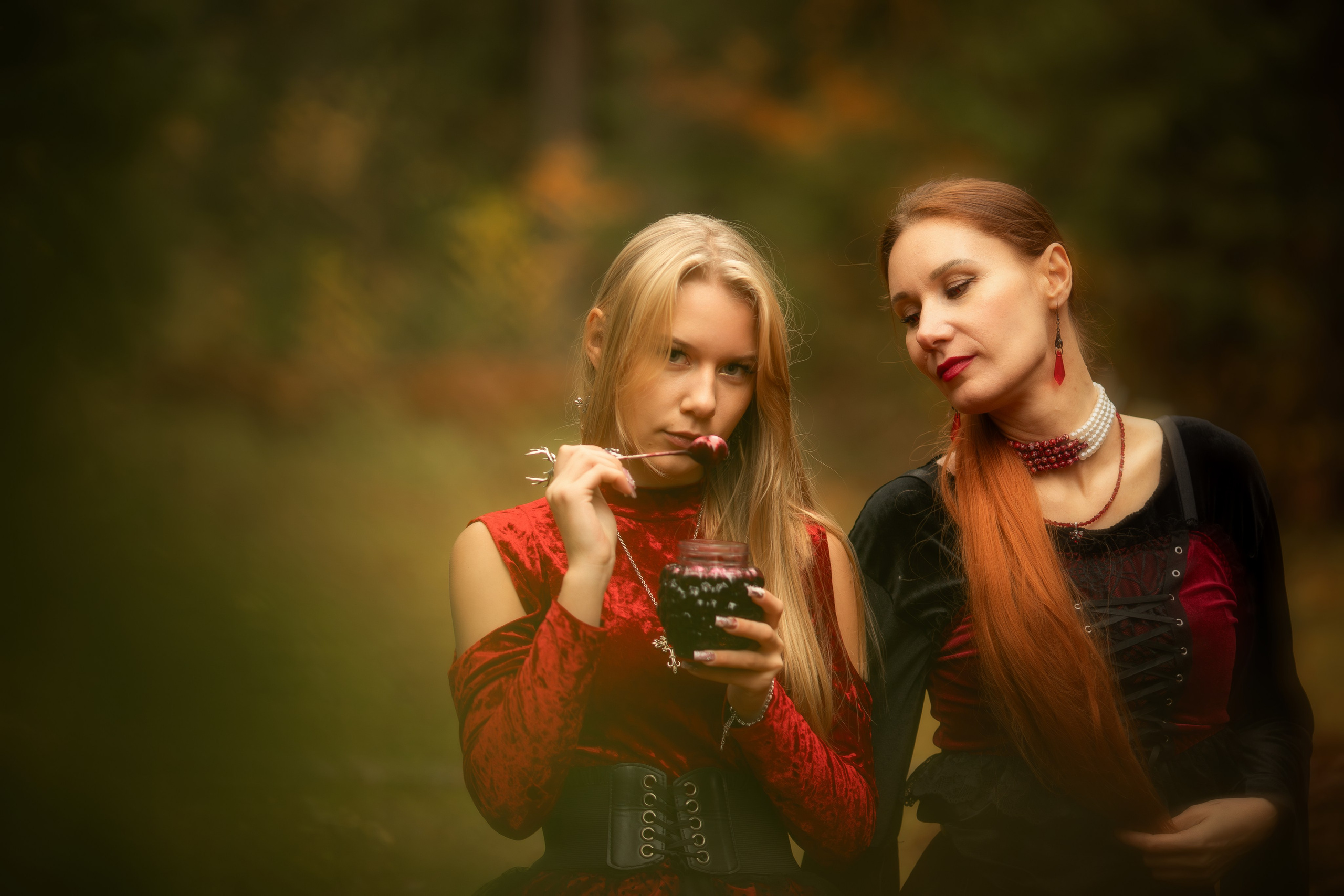 Фотопроект «Вампиры» — тёмная эстетика, осень и красный свет. Фотограф Анна Грошикова — авторская съёмка на рассвете и закате в Москве, Мытищах, Солнечногорске и Московской области