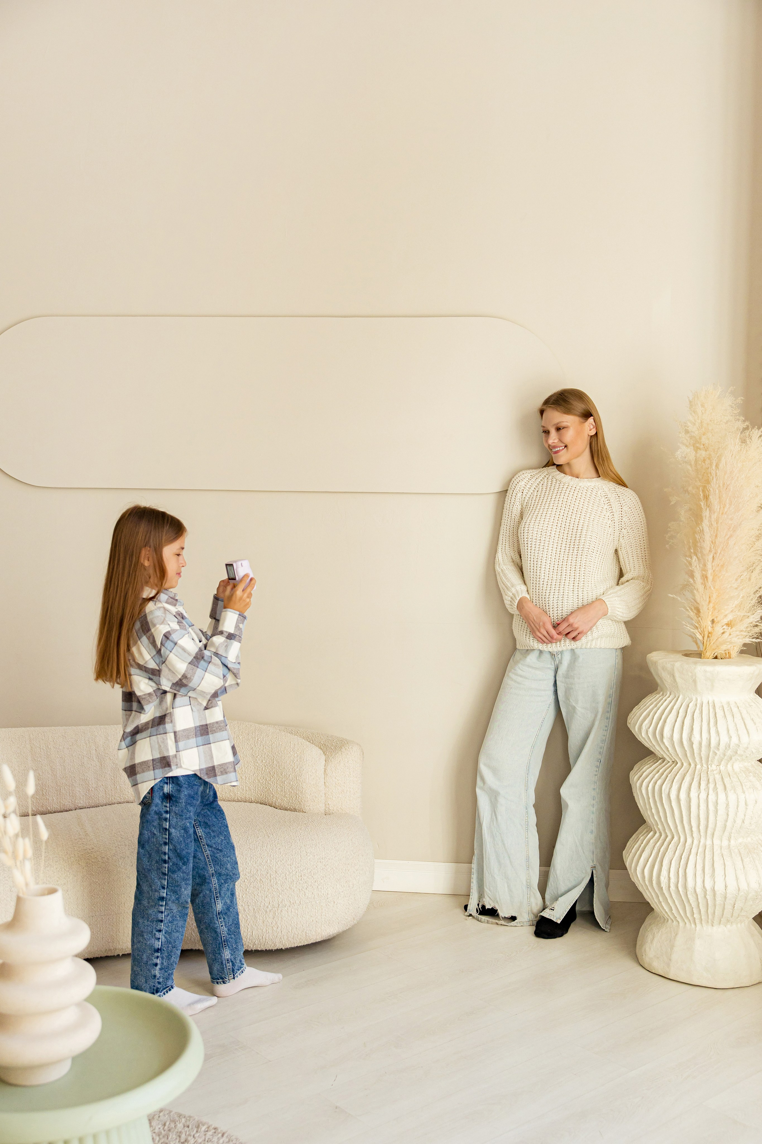 Девочка фотографирует на фотоаппарат моментальной печати