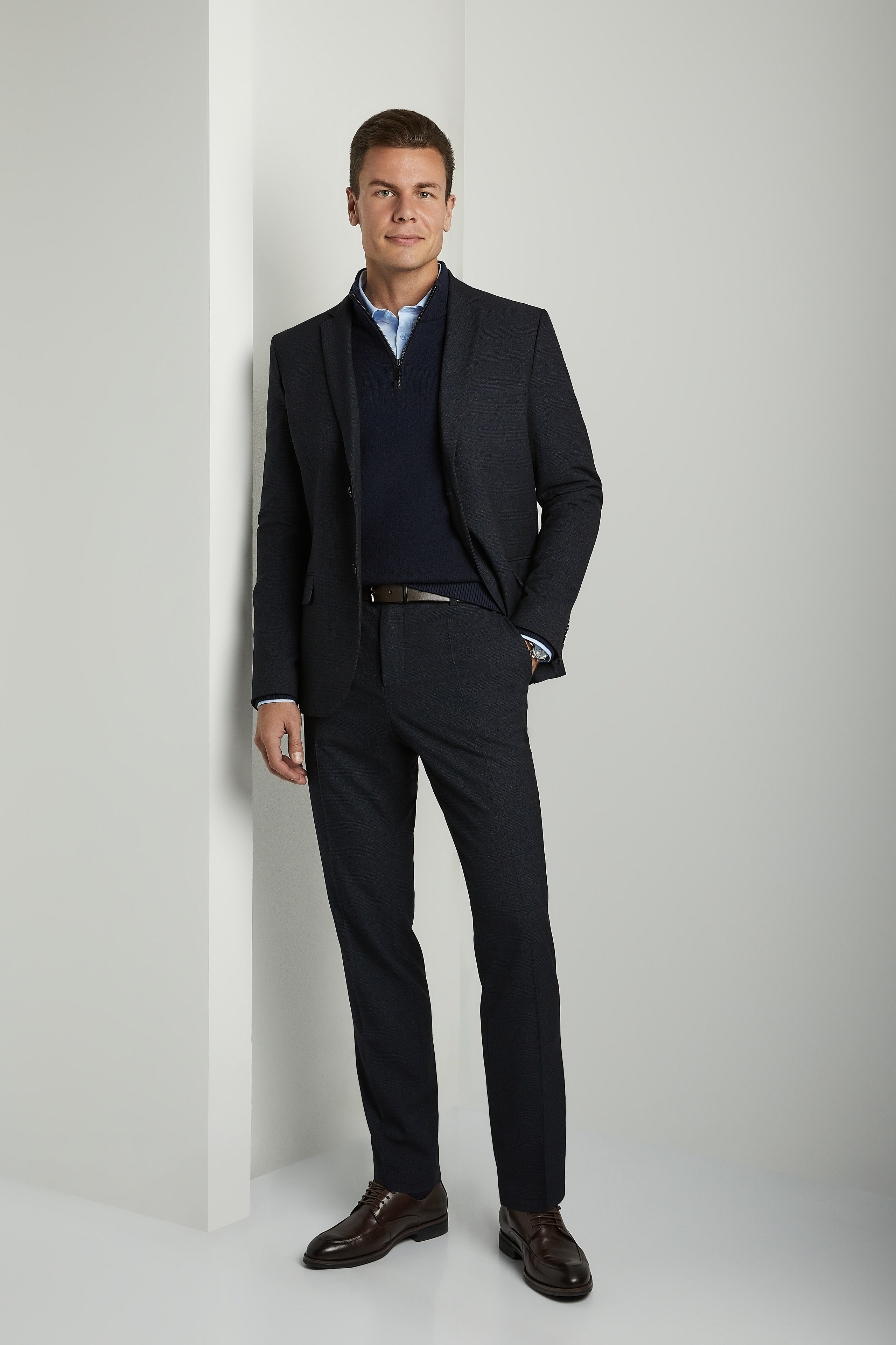 Мужчина модель в классическом черном костюме 