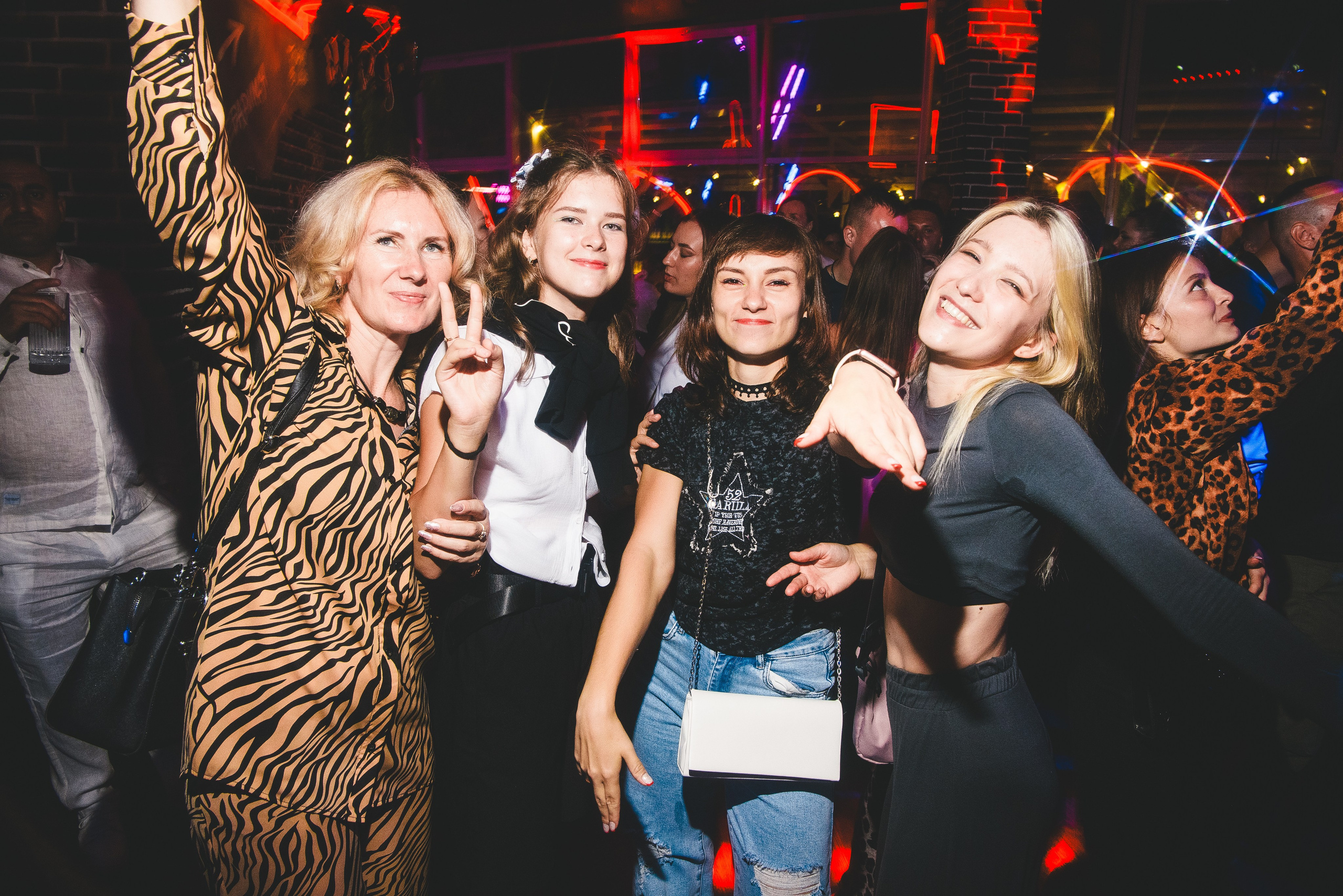 Фотоотчёты о вечеринках для НеБар Волгоград. Или стиль «пьяный фотограф». Фотограф в Волгограде и Волжском Александр Горбань