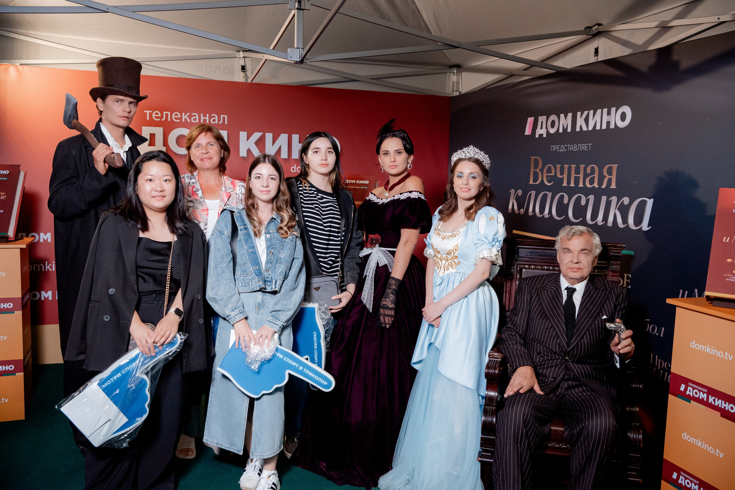 Портретные фото с артистами в палатке Триколор Дом Кинов на день города Волгоград. Фотограф в Волгограде и Волжском Александр Горбань