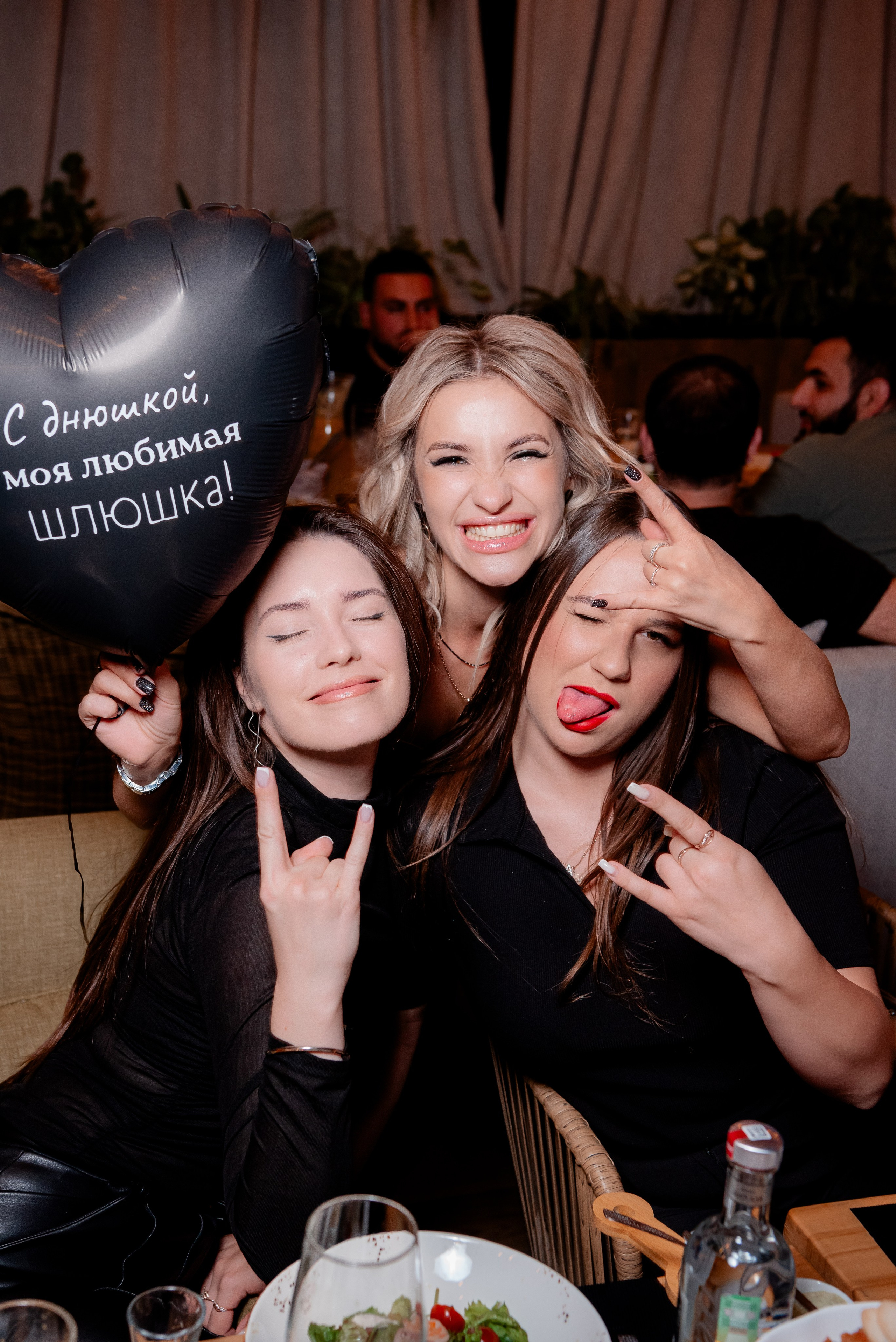 Классные девчата показывают языки, козу, шарик с приколом