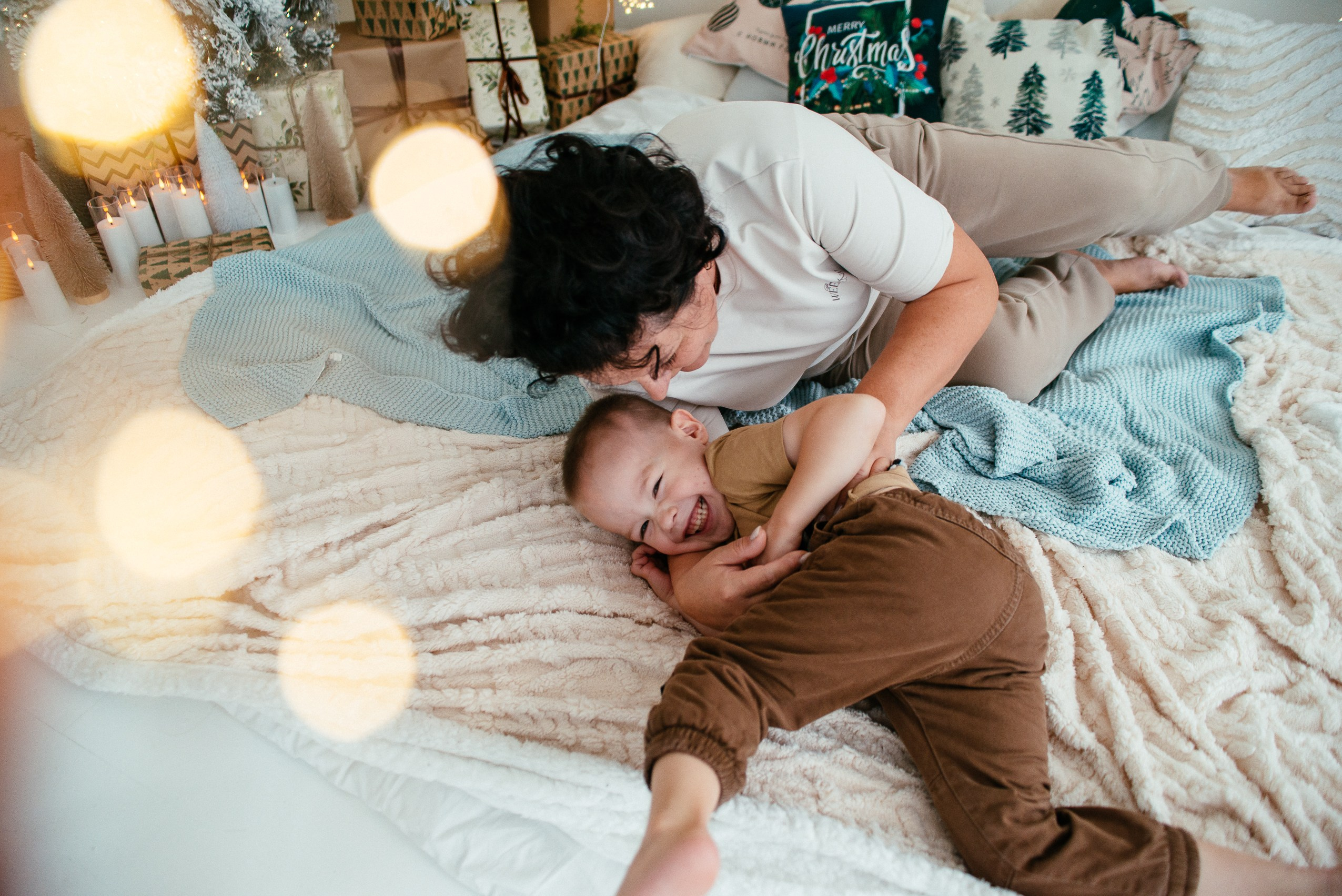 Семейная новогодняя фотосессия с детьми в студии Новосибирска. Фотограф Дарья Едапина Новосибирск