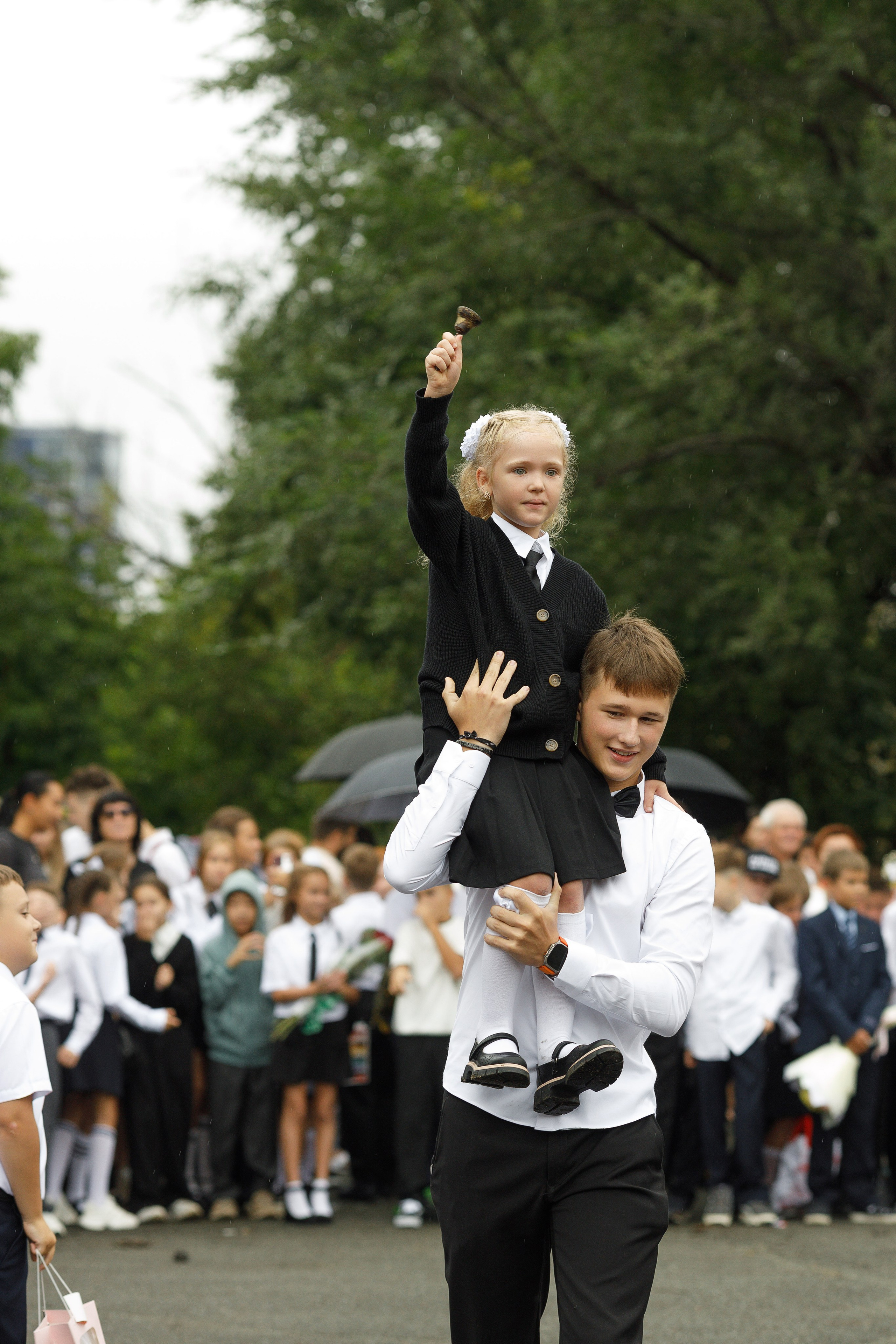 Линейка 11 клас Гимназия Артём. Photoalbum-vl.ru