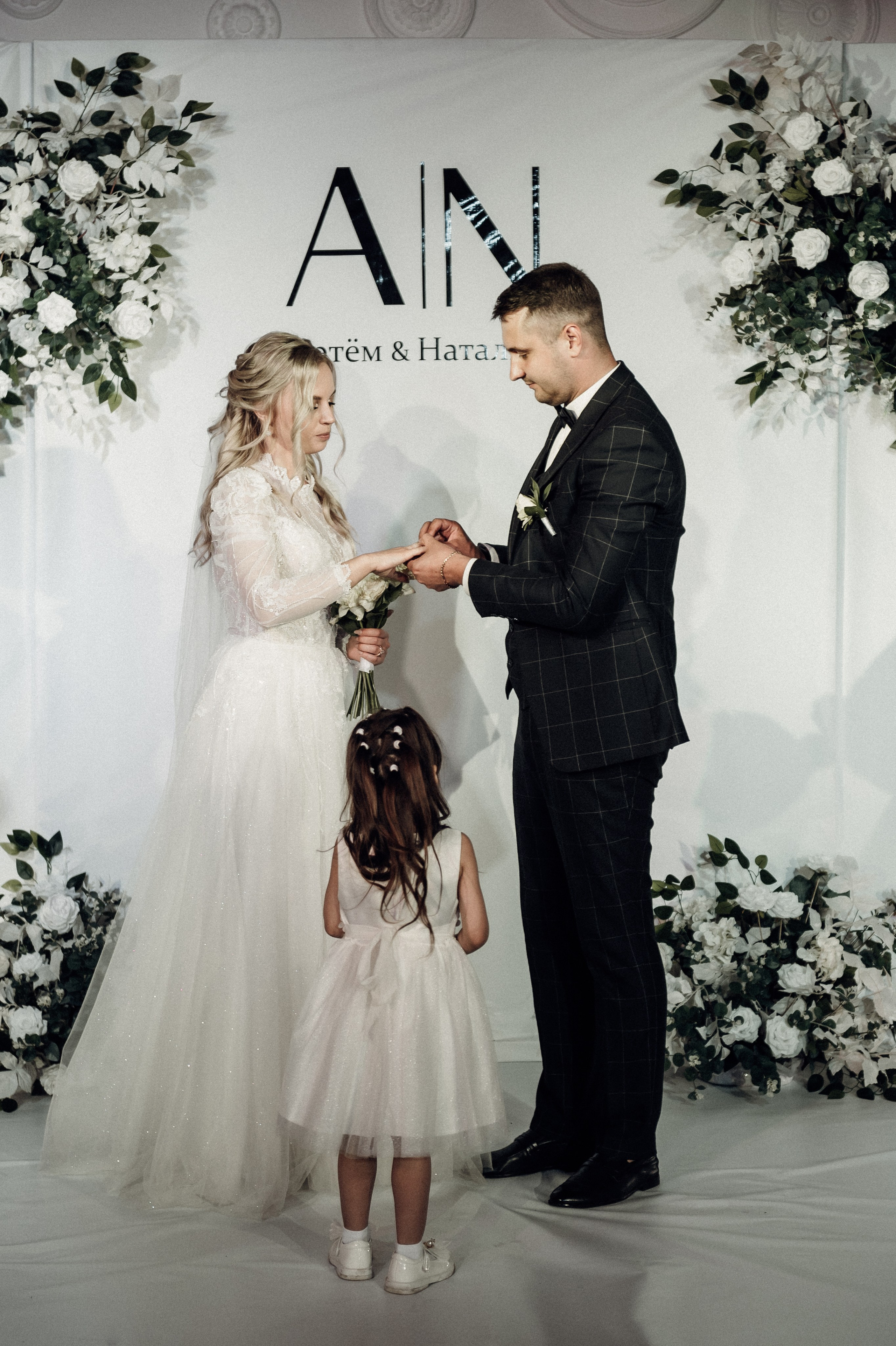 Свадебные фотографии. Фотограф в Барнауле Дарья Бутурлакина. Люби.Цени.Касайся