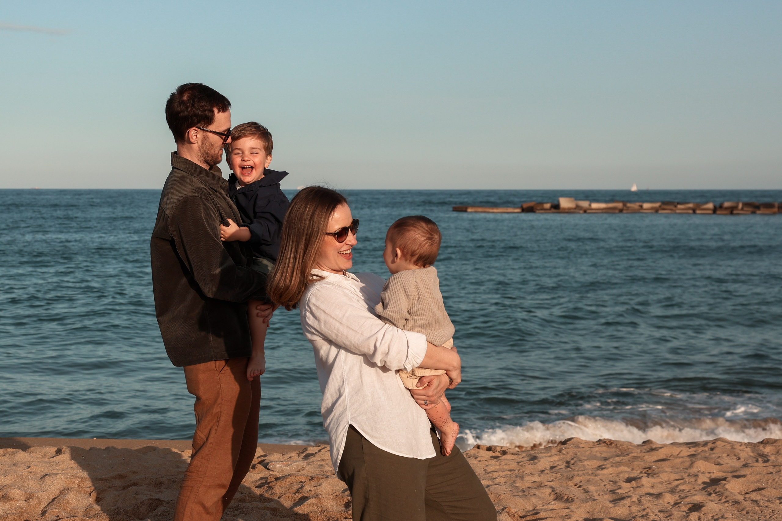 Family pizza at the sea. Natalia Zhuravleva|family, newborn, maternity photographer in Barcelona