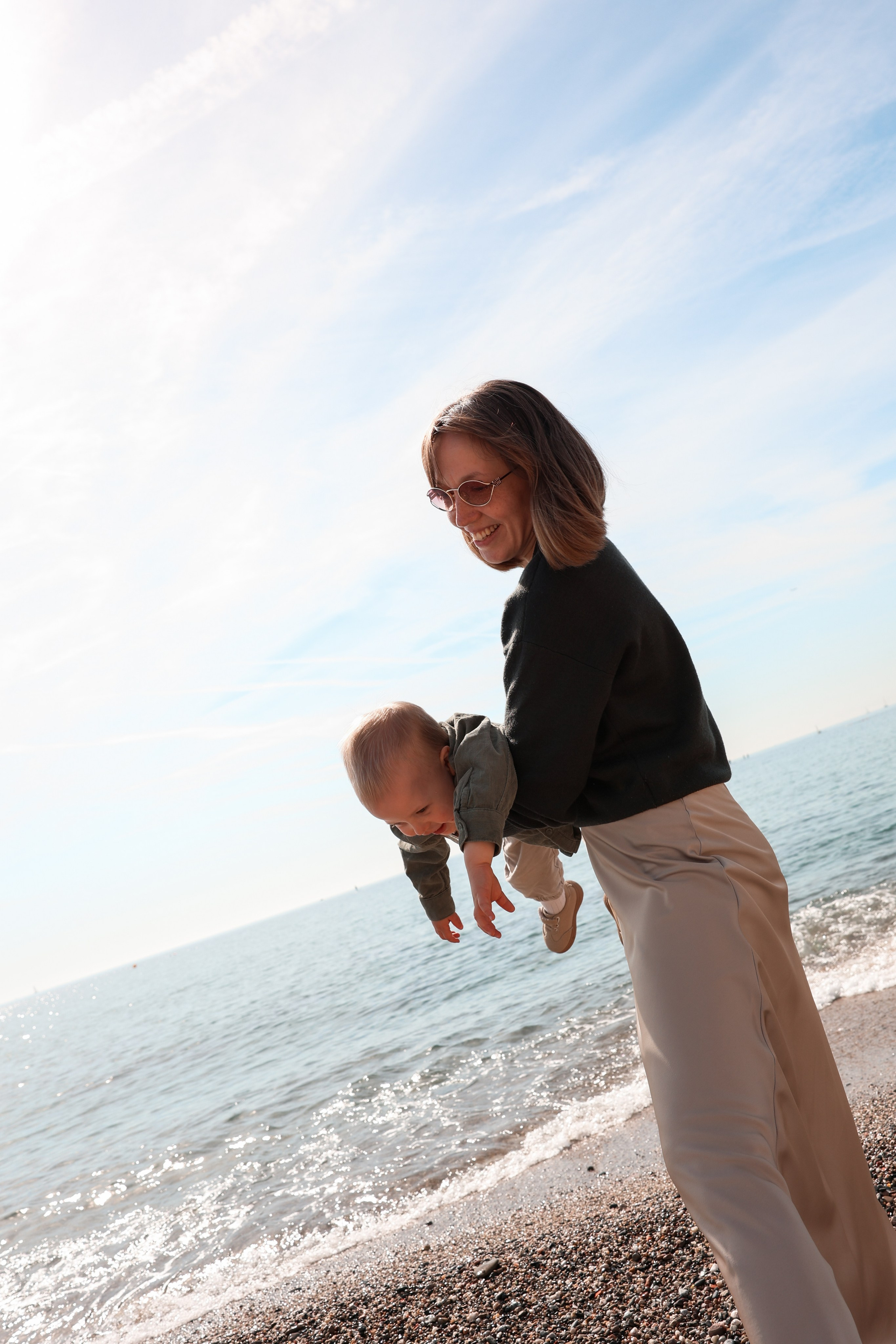 Seashore with a toddler. Natalia Zhuravleva|family, newborn, maternity photographer in Barcelona
