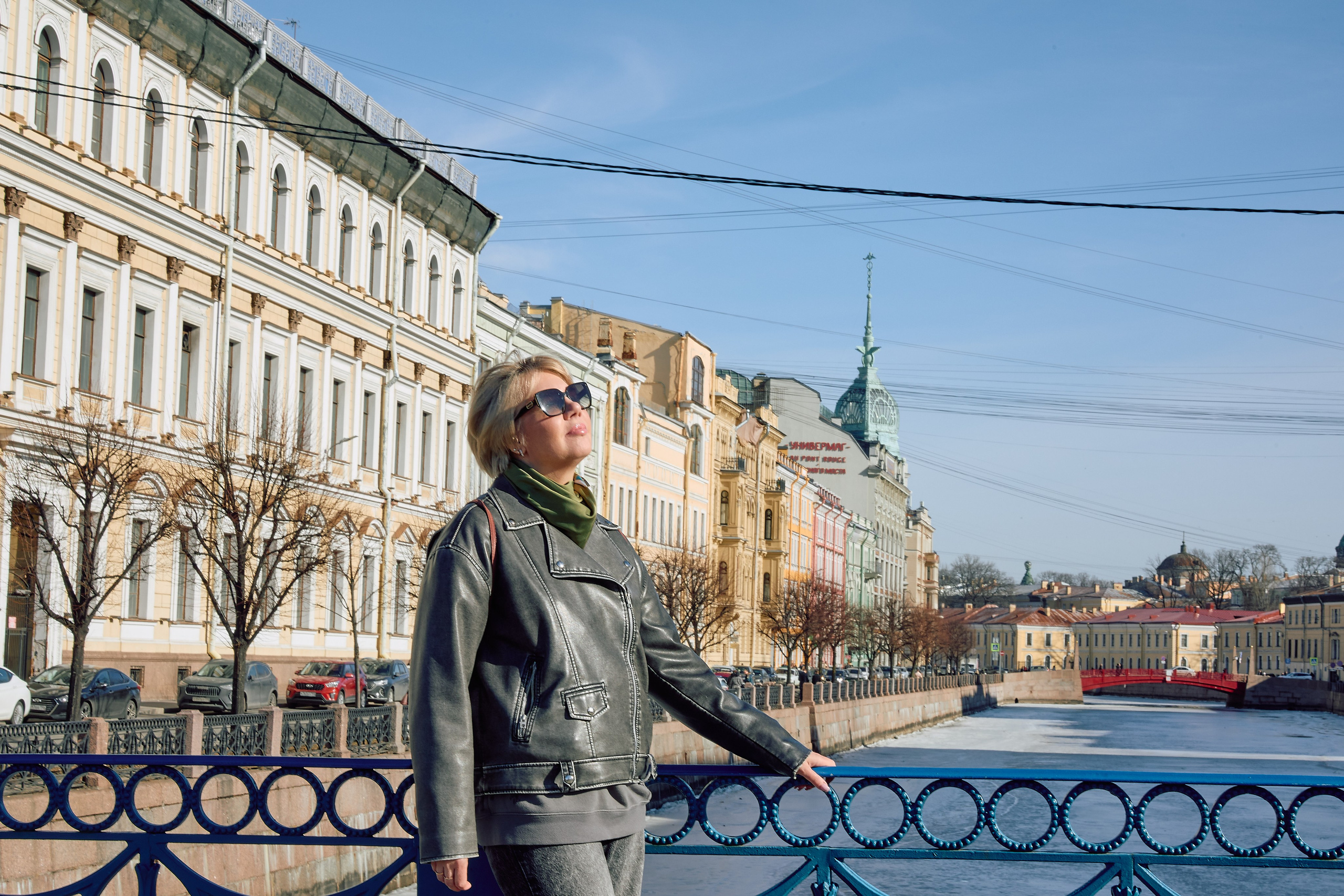 фото прогулка с видами на Санкт-Петербург схемка на синем мосту девушка подставила лицо солнцу