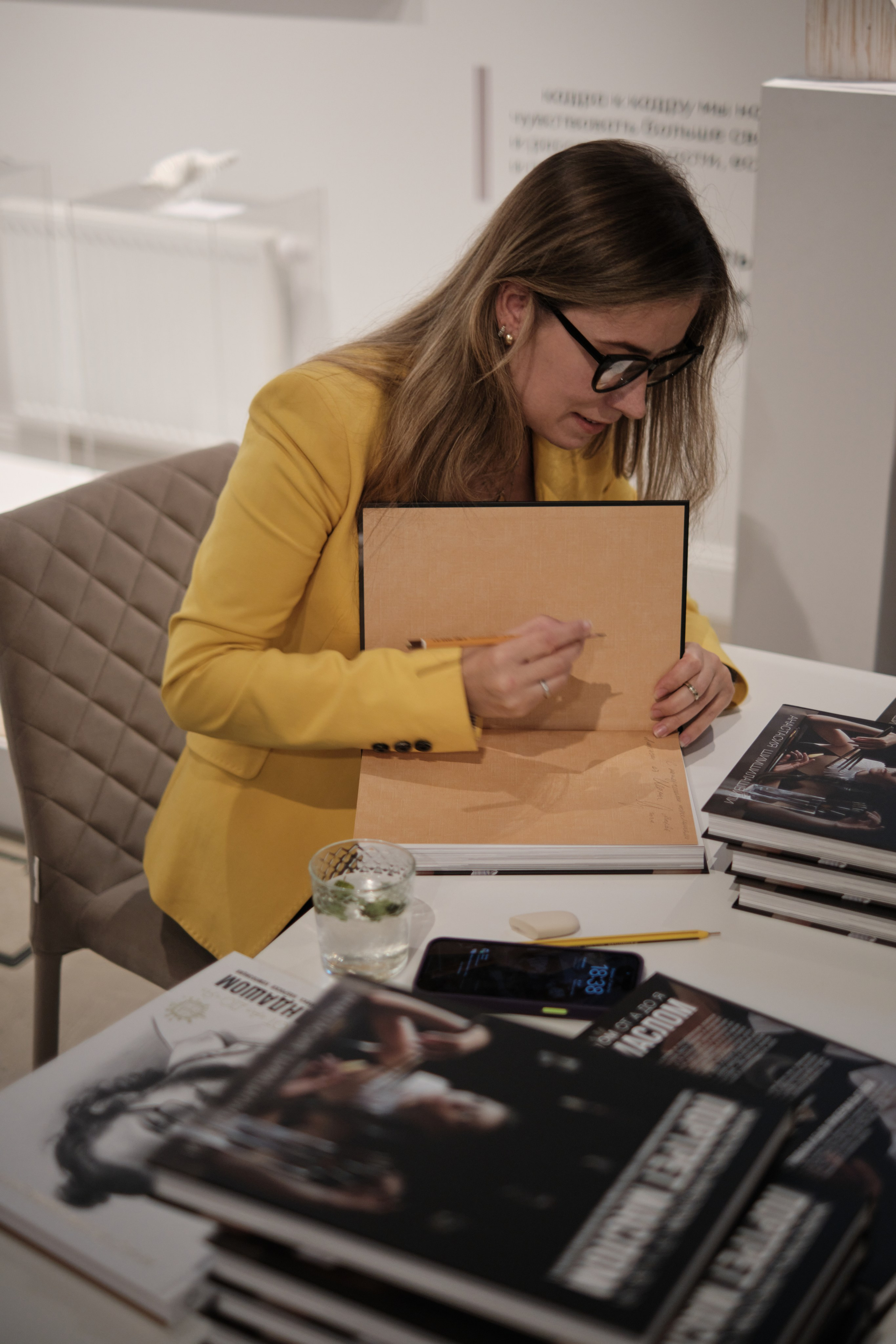 Анастасия Art Shima подписывает учебники по живописи